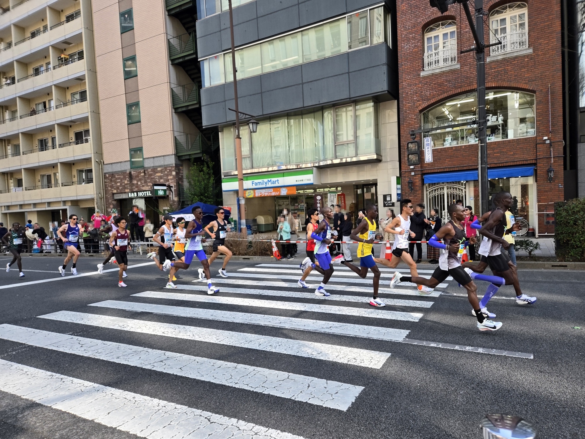 先頭第2集団を走る大迫傑選手と工藤慎作選手