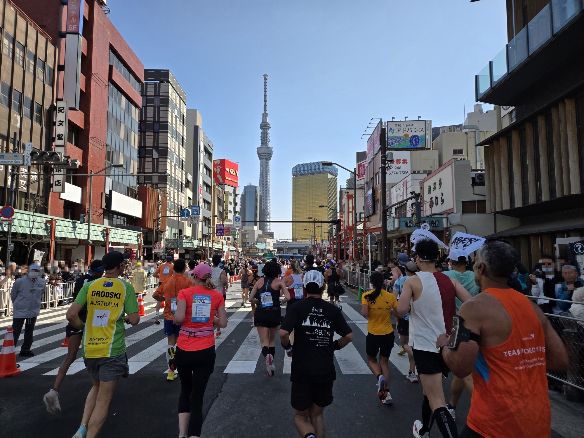 浅草雷門付近から見える東京スカイツリーとランナー