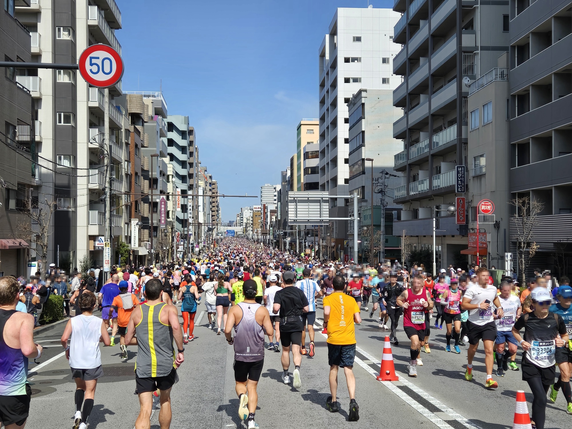 清澄通りの大勢のランナー