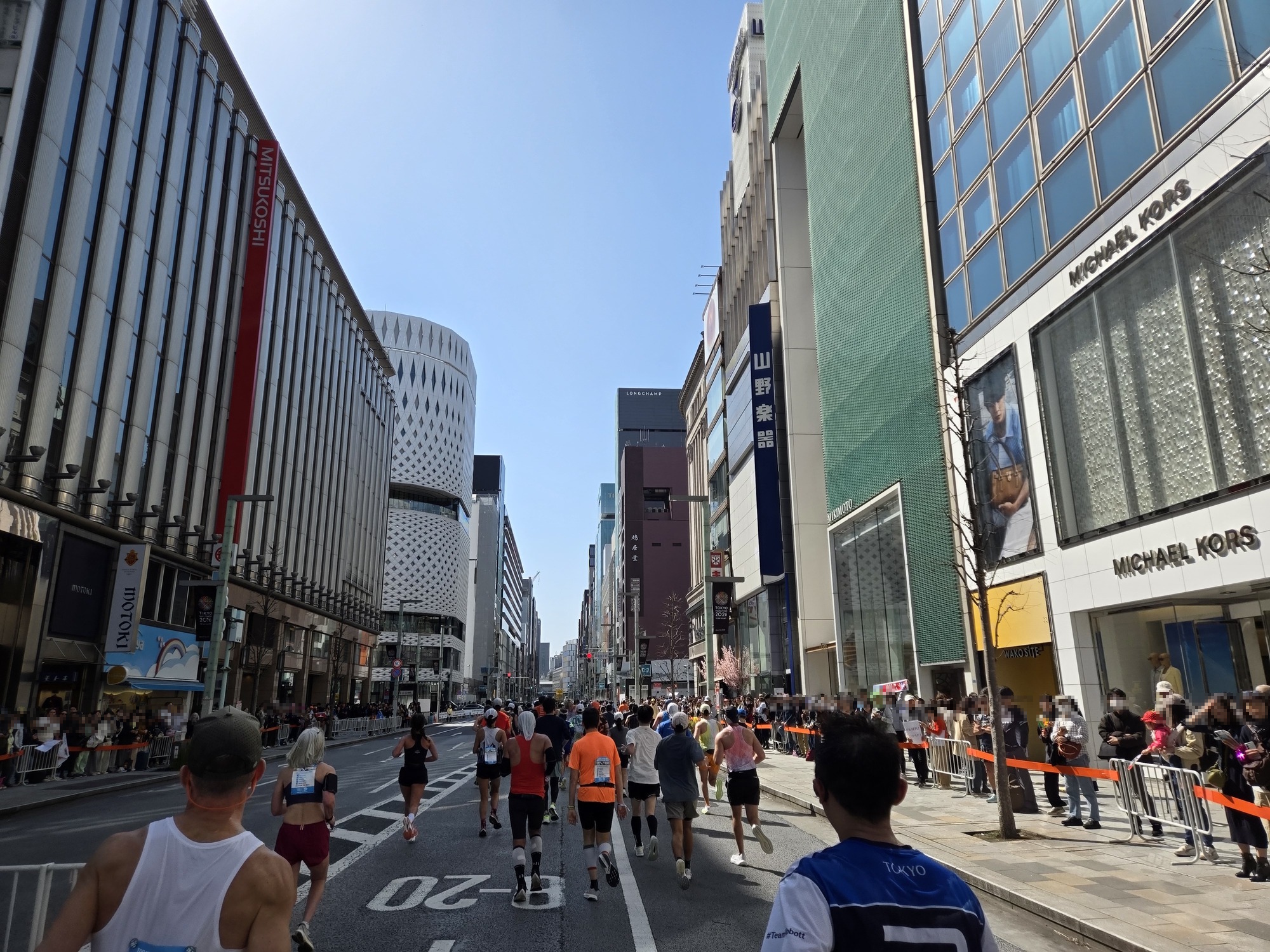 銀座 中央通りを走るランナー