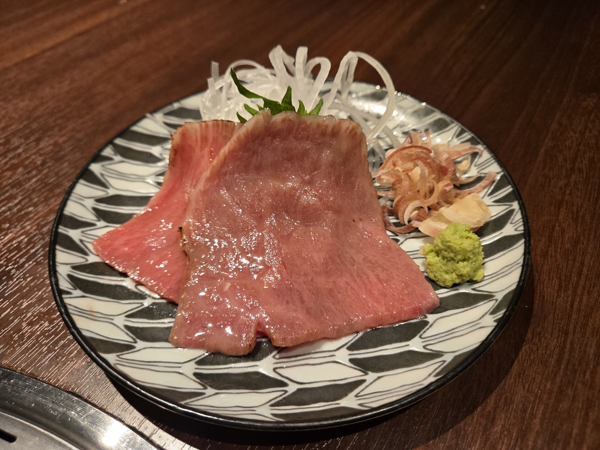 トモサンカクの刺身