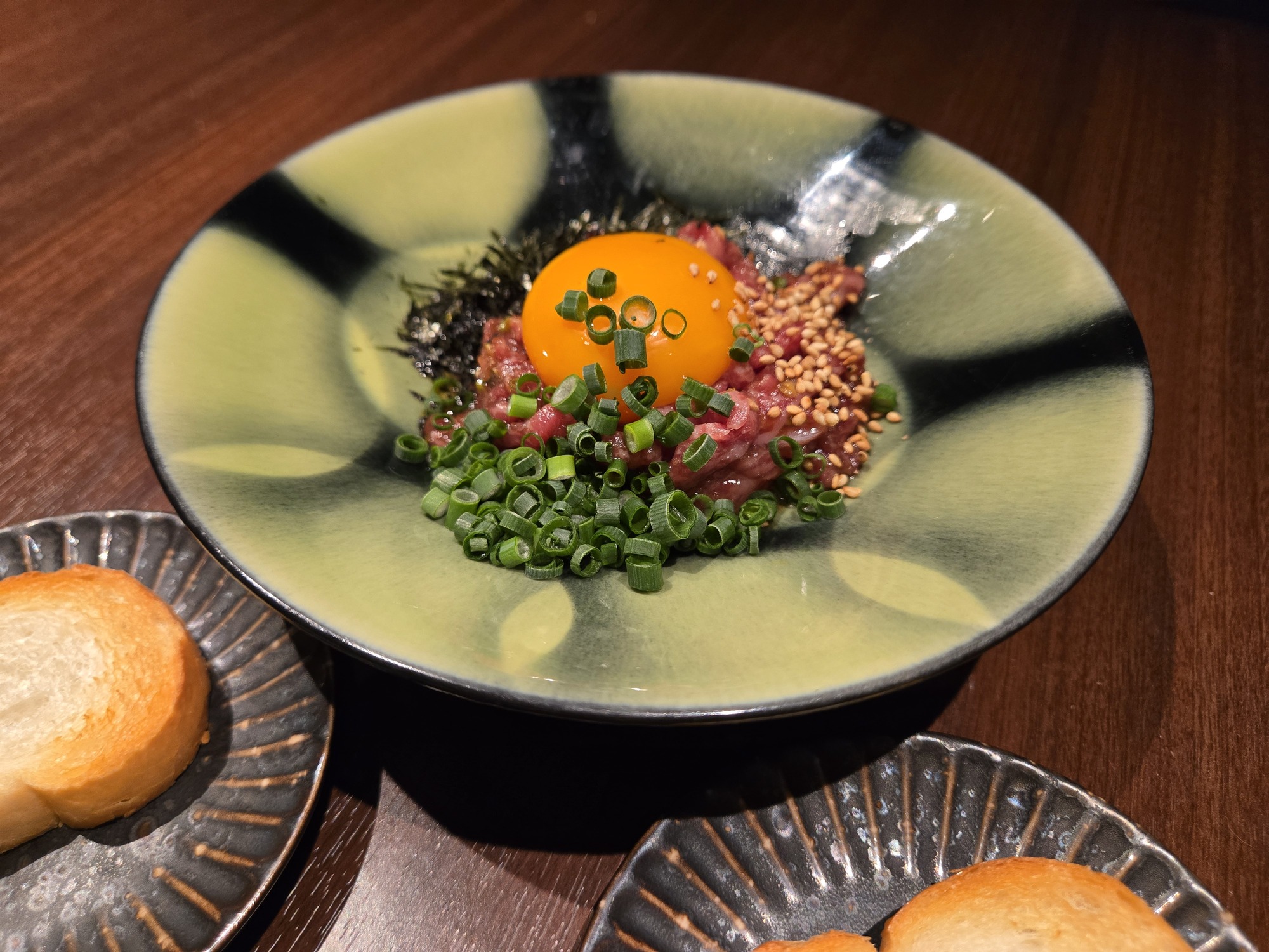 タレユッケのパン載せ