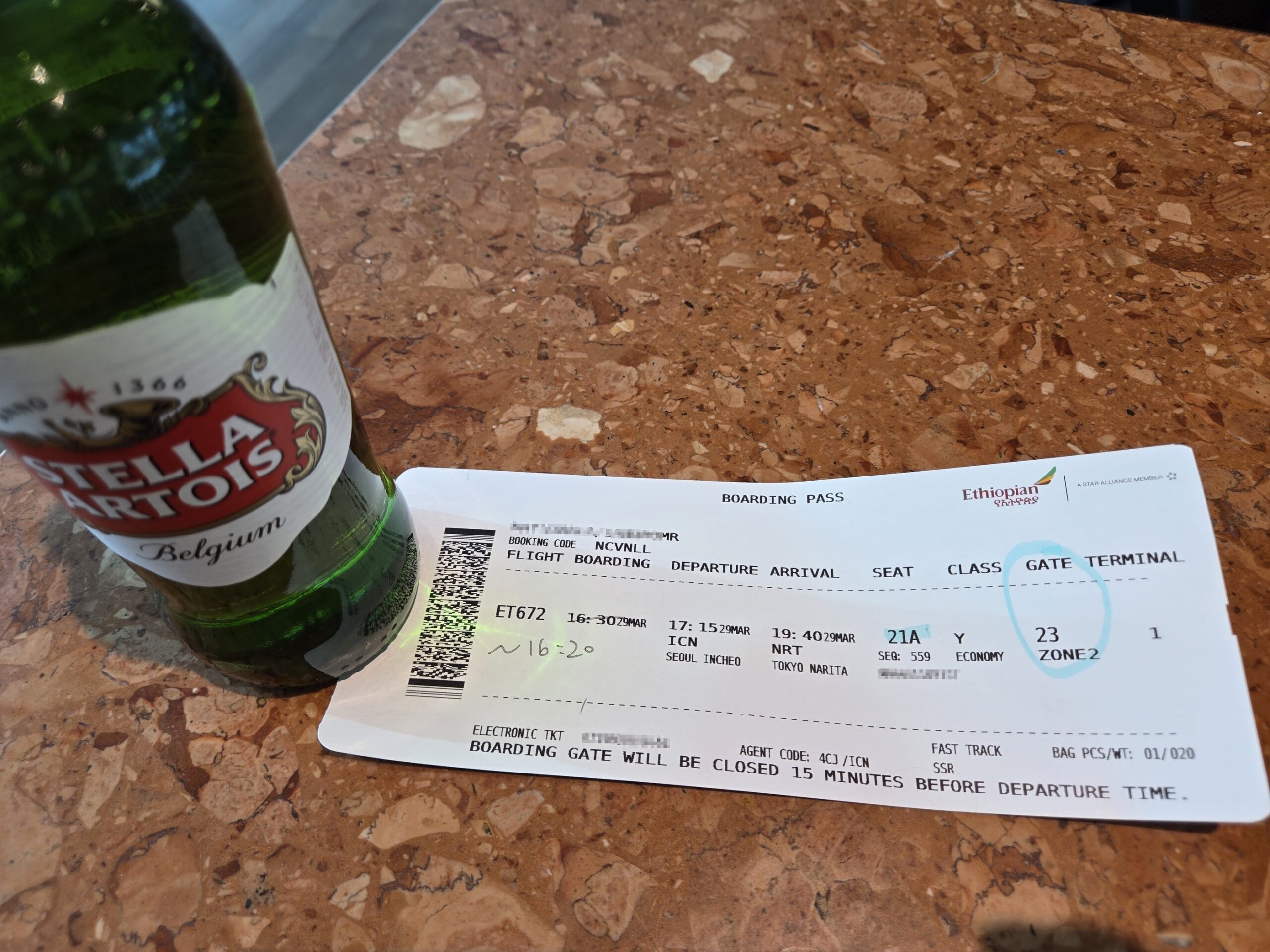 フライトET672のビールと搭乗券