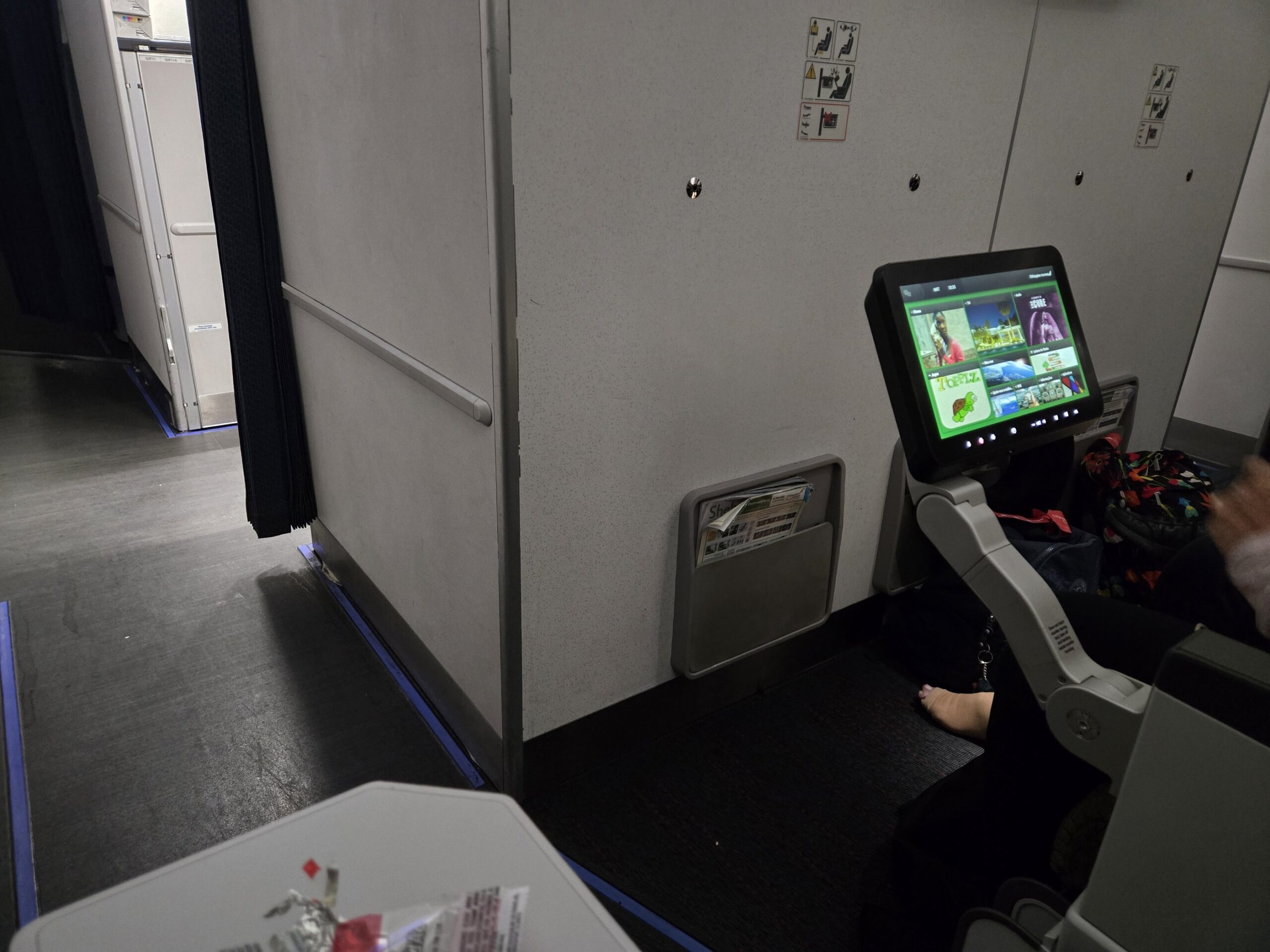 飛行機キャビン内モニター風景