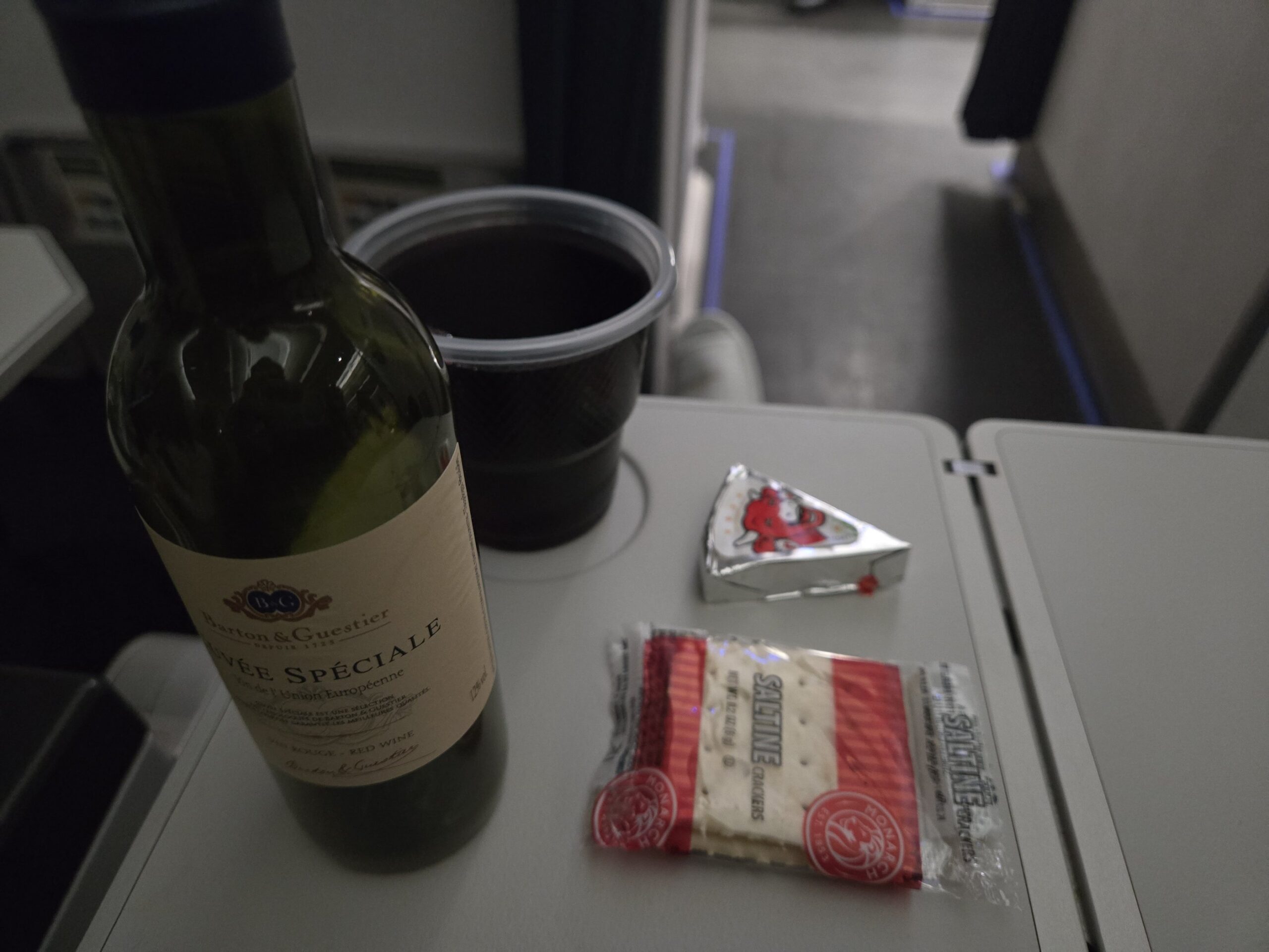 赤ワインとクラッカー