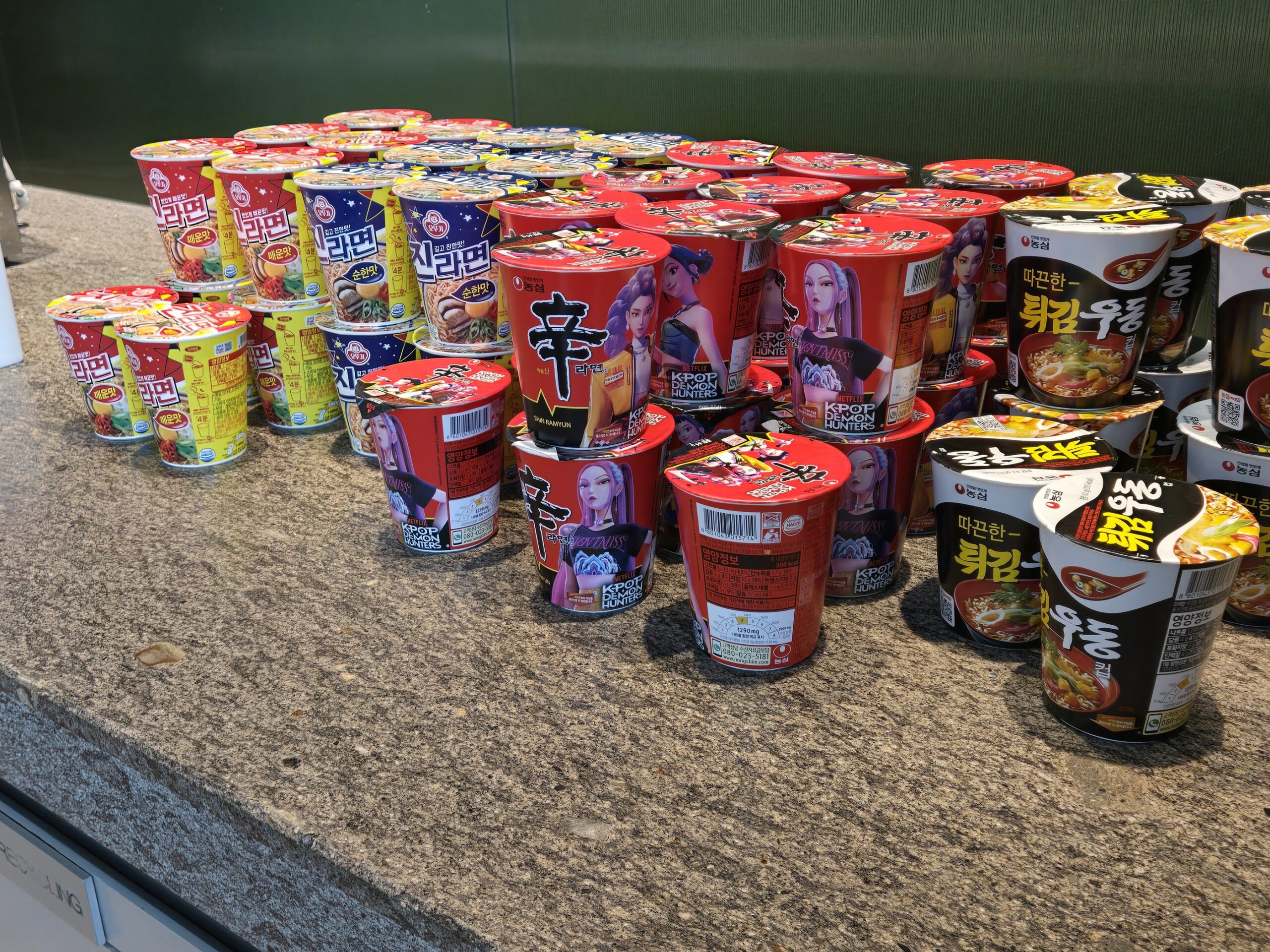 ラウンジのカップラーメン