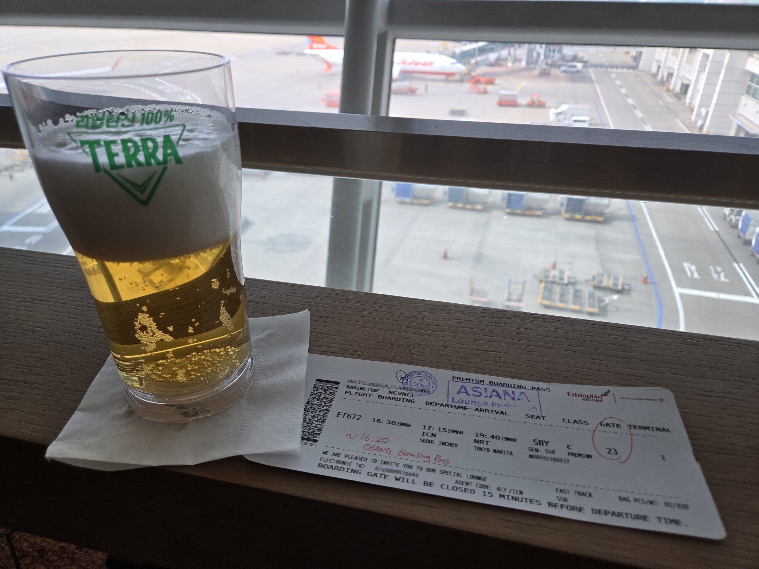 ラウンジでビールと搭乗券