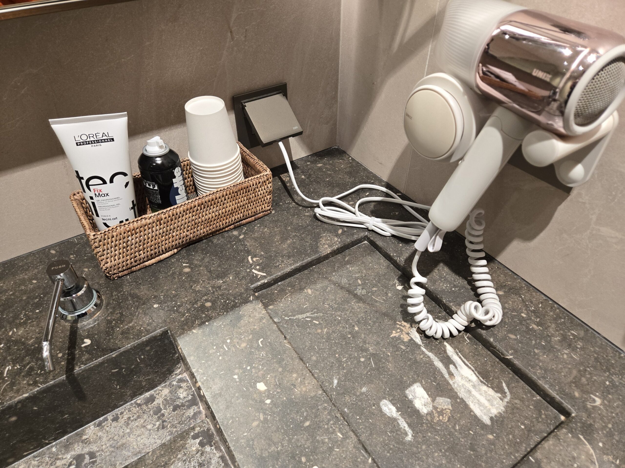 アメニティが揃う洗面台