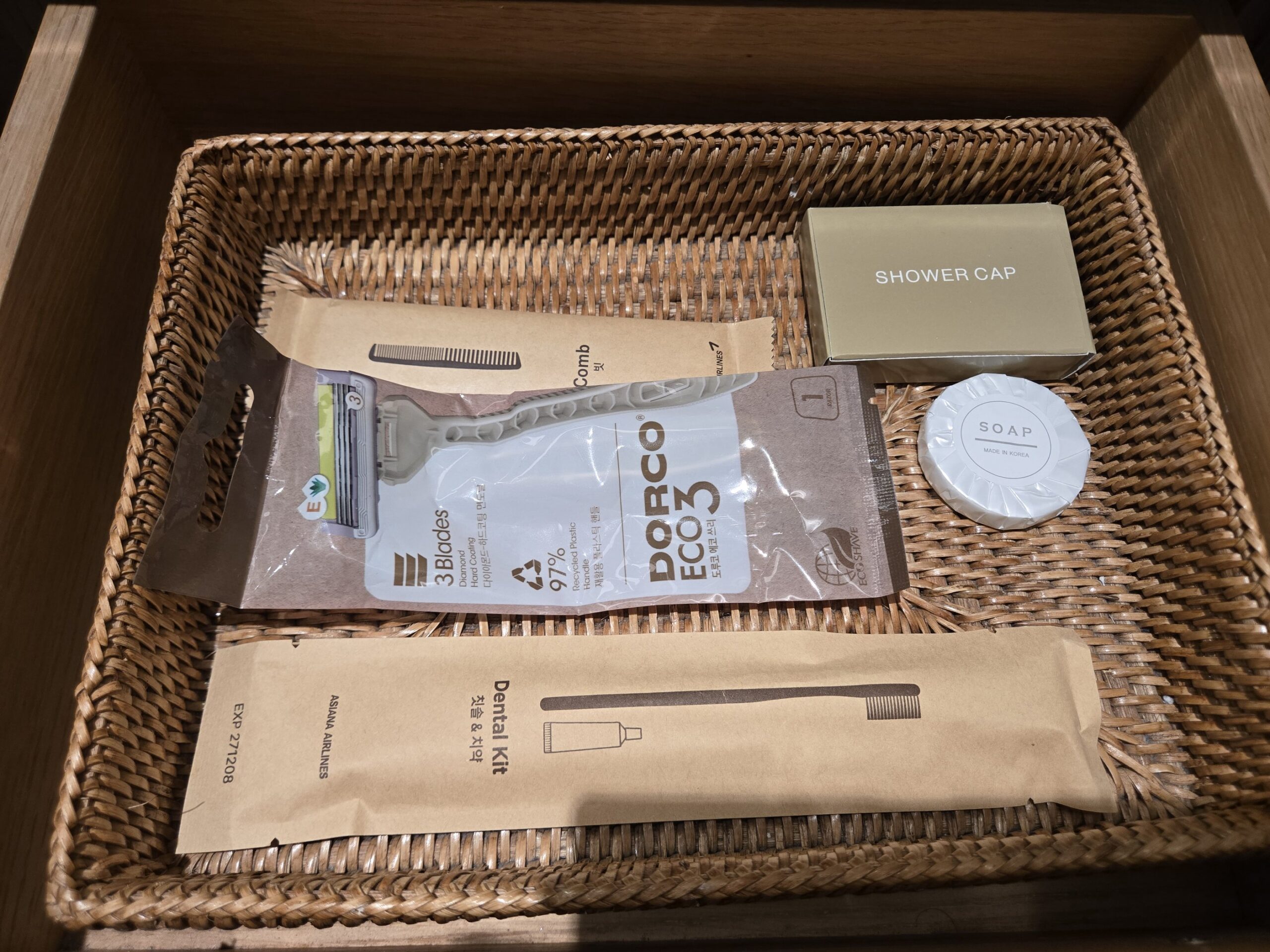 バスルームアメニティ、カミソリと歯ブラシ