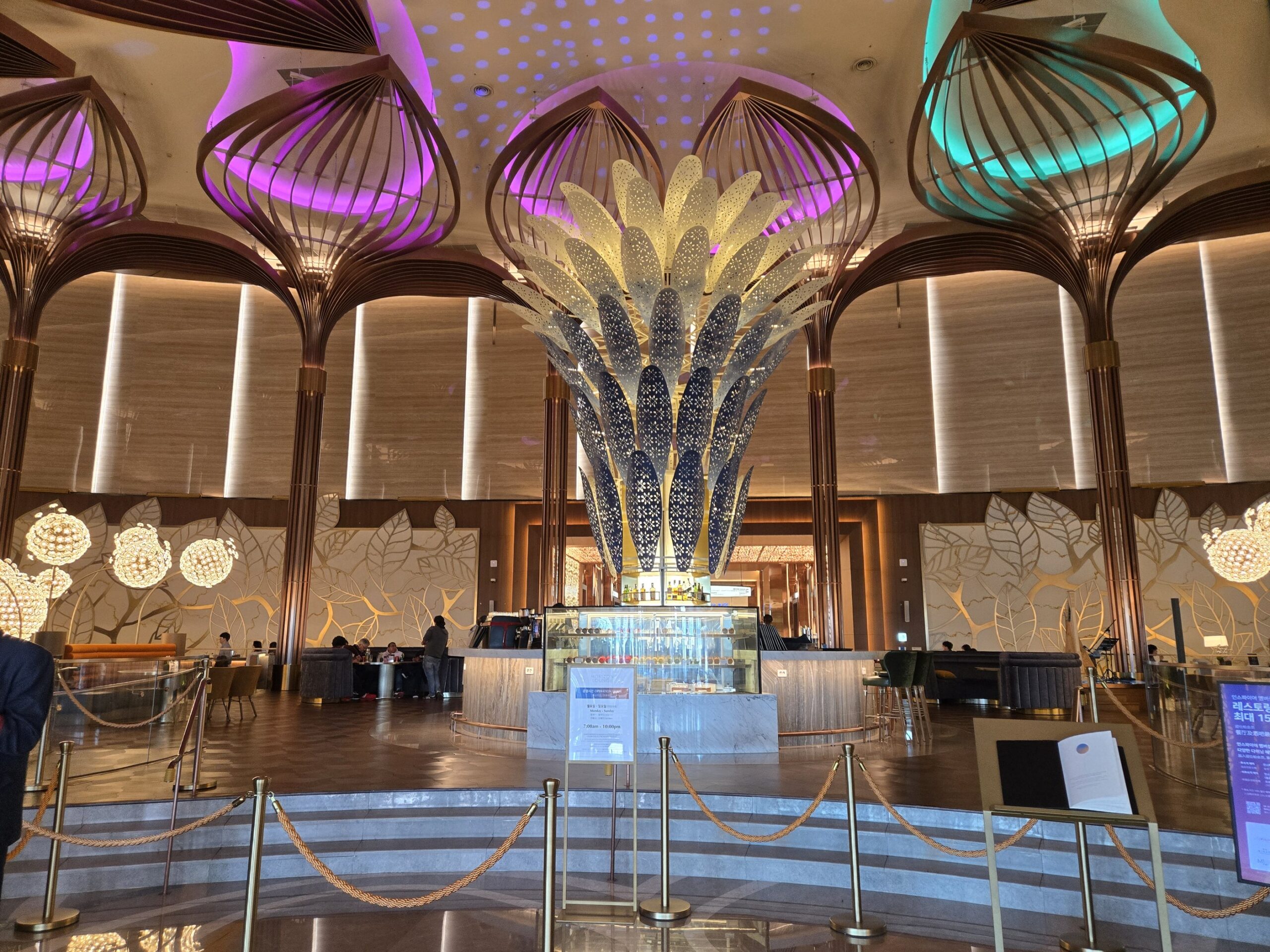 INSPIREホテルの豪華なロビー