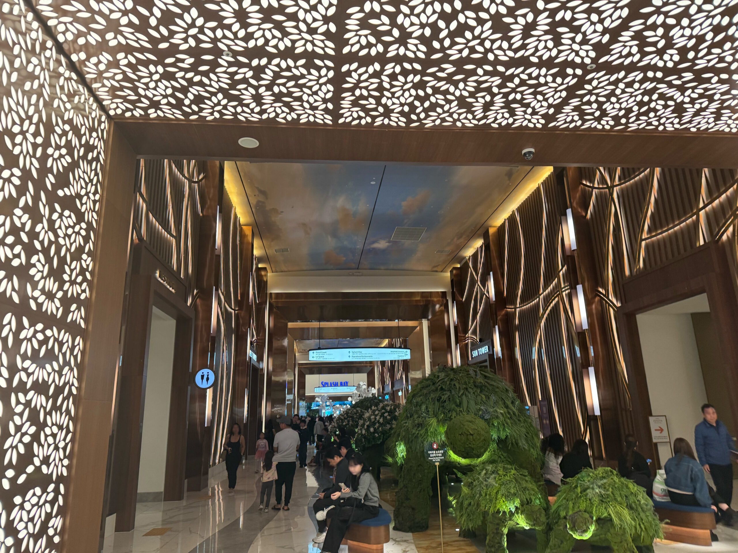 INSPRIEホテルの緑の装飾がある通路