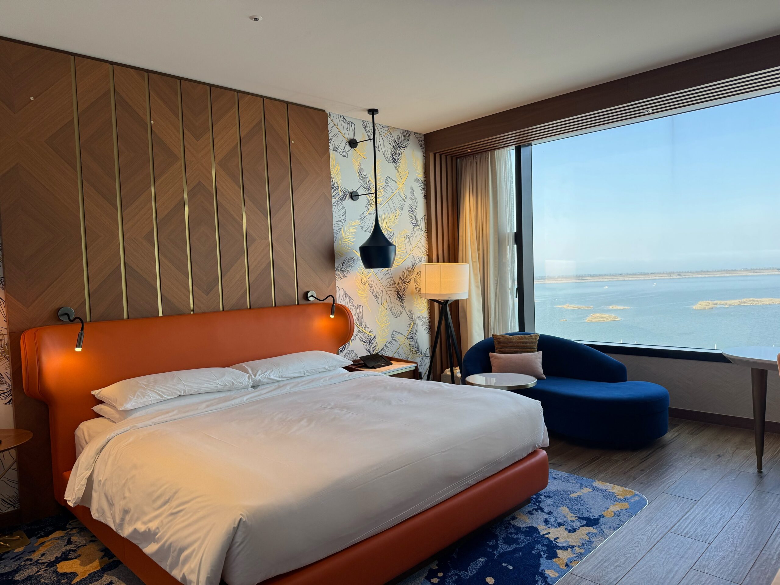 客室から見える湖の景色