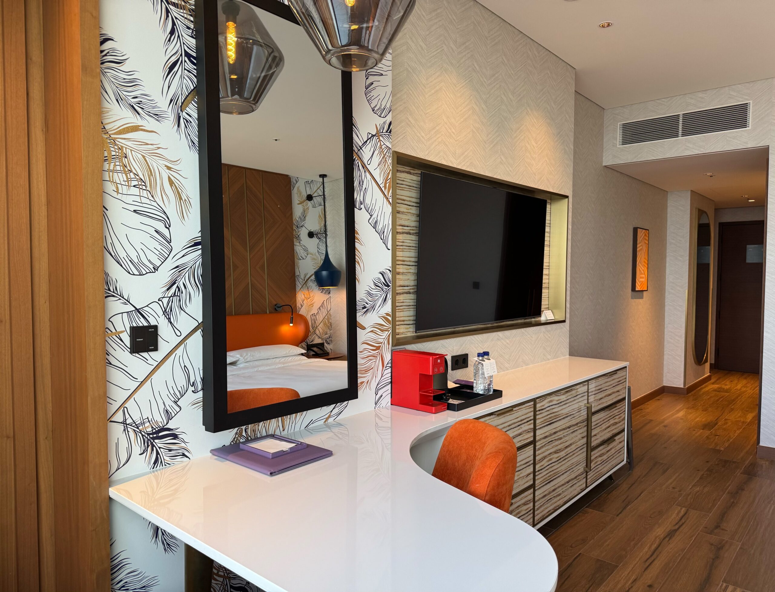 デスクエリアと壁の鏡とテレビ