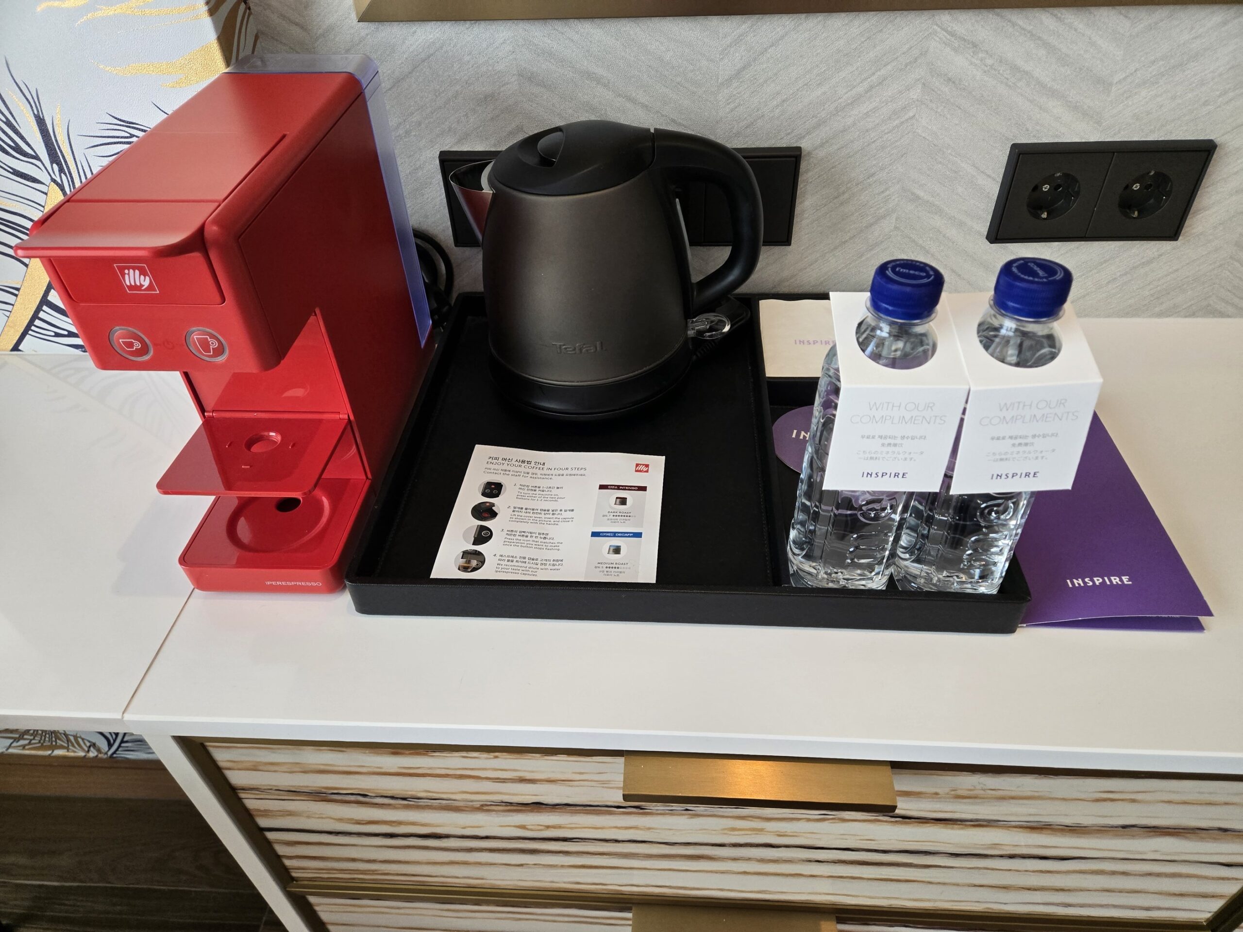 コーヒーメーカーとミネラルウォーター