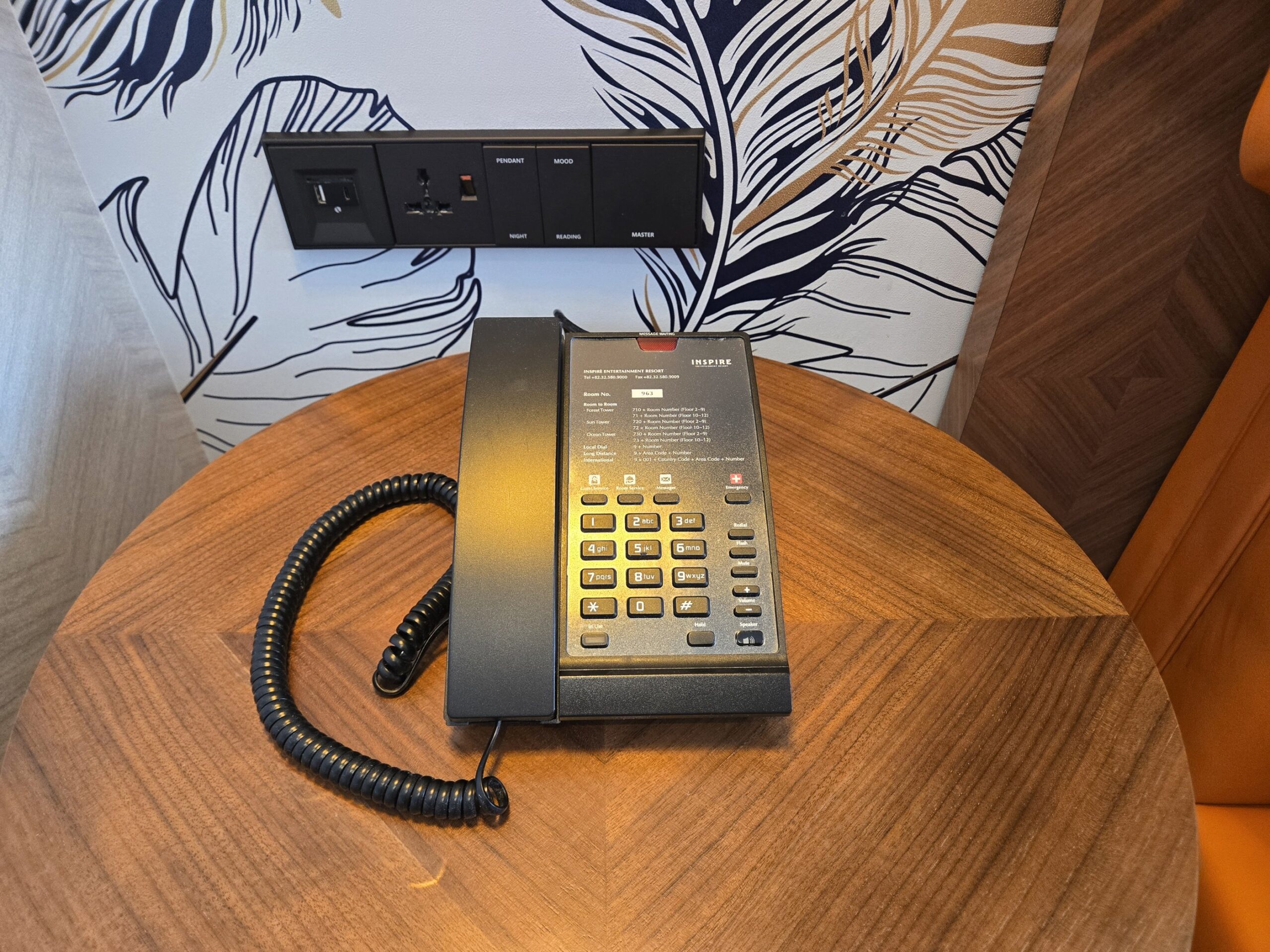 ホテルの部屋にある電話機と壁のデザイン