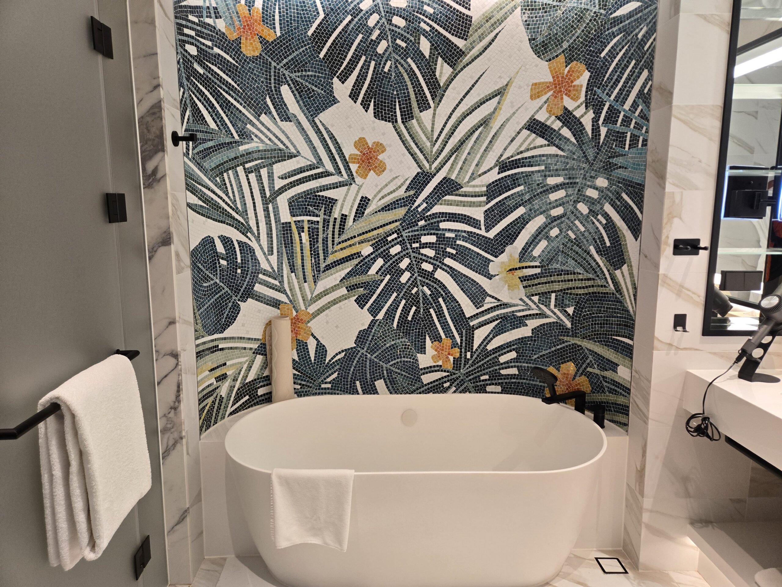 カラフルなタイルアートとバスタブ