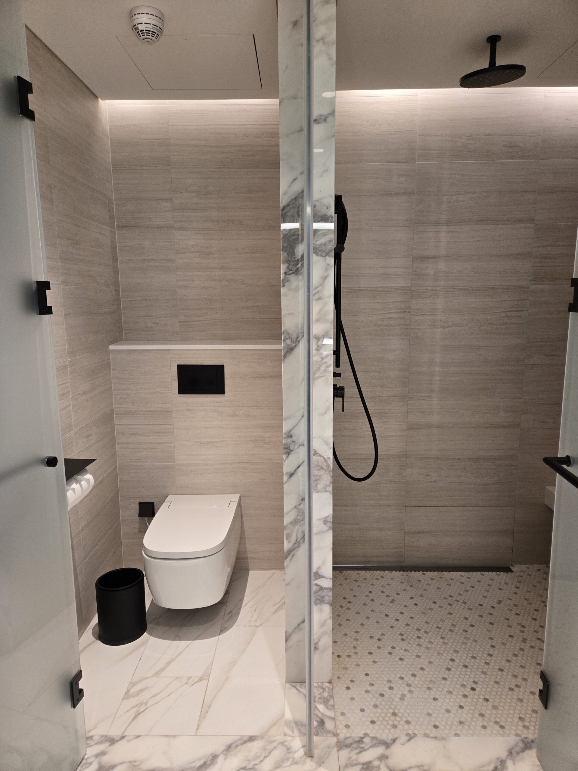 トイレとシャワールーム、扉を開けた状態