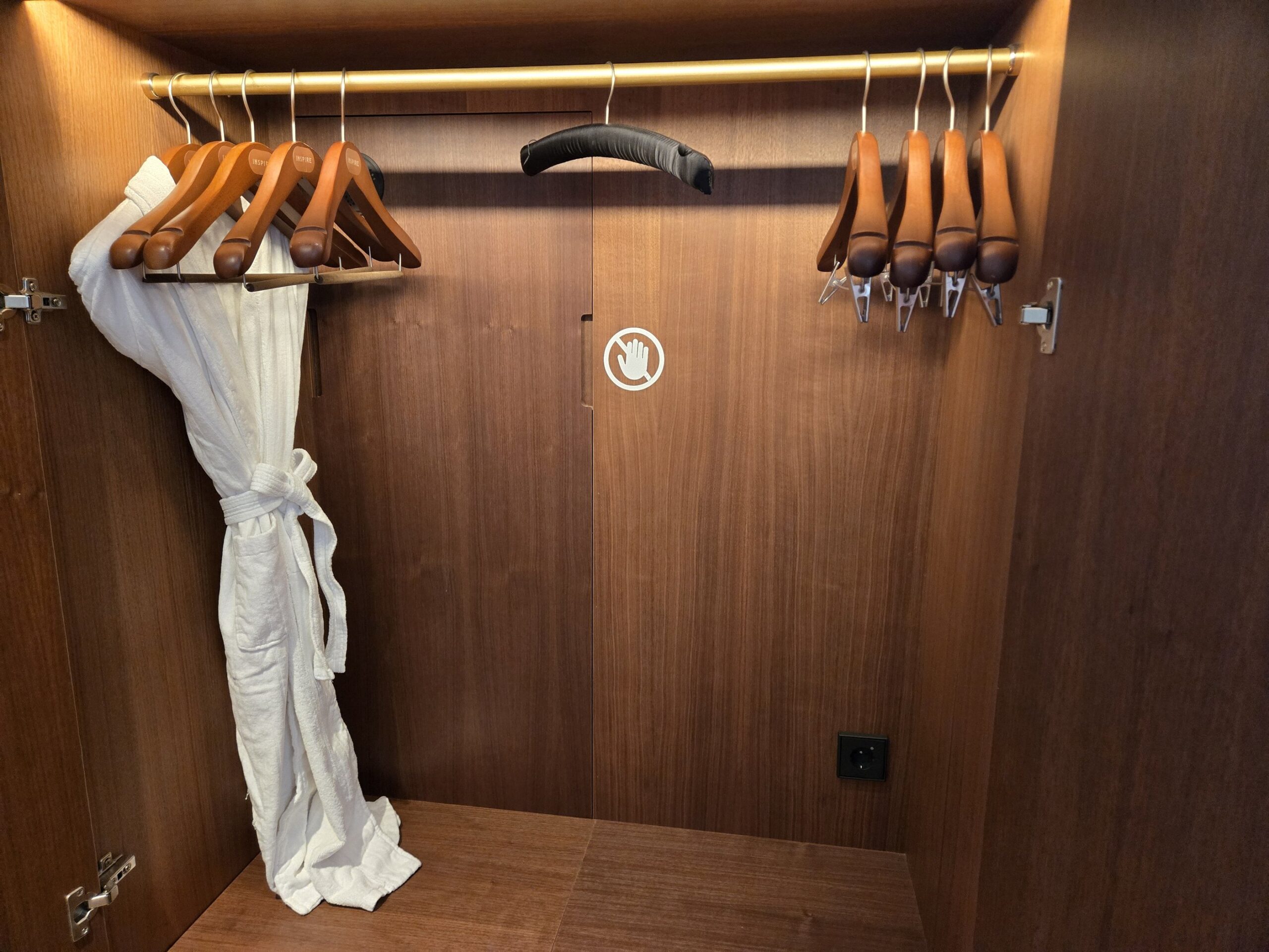 クローゼットのバスローブ