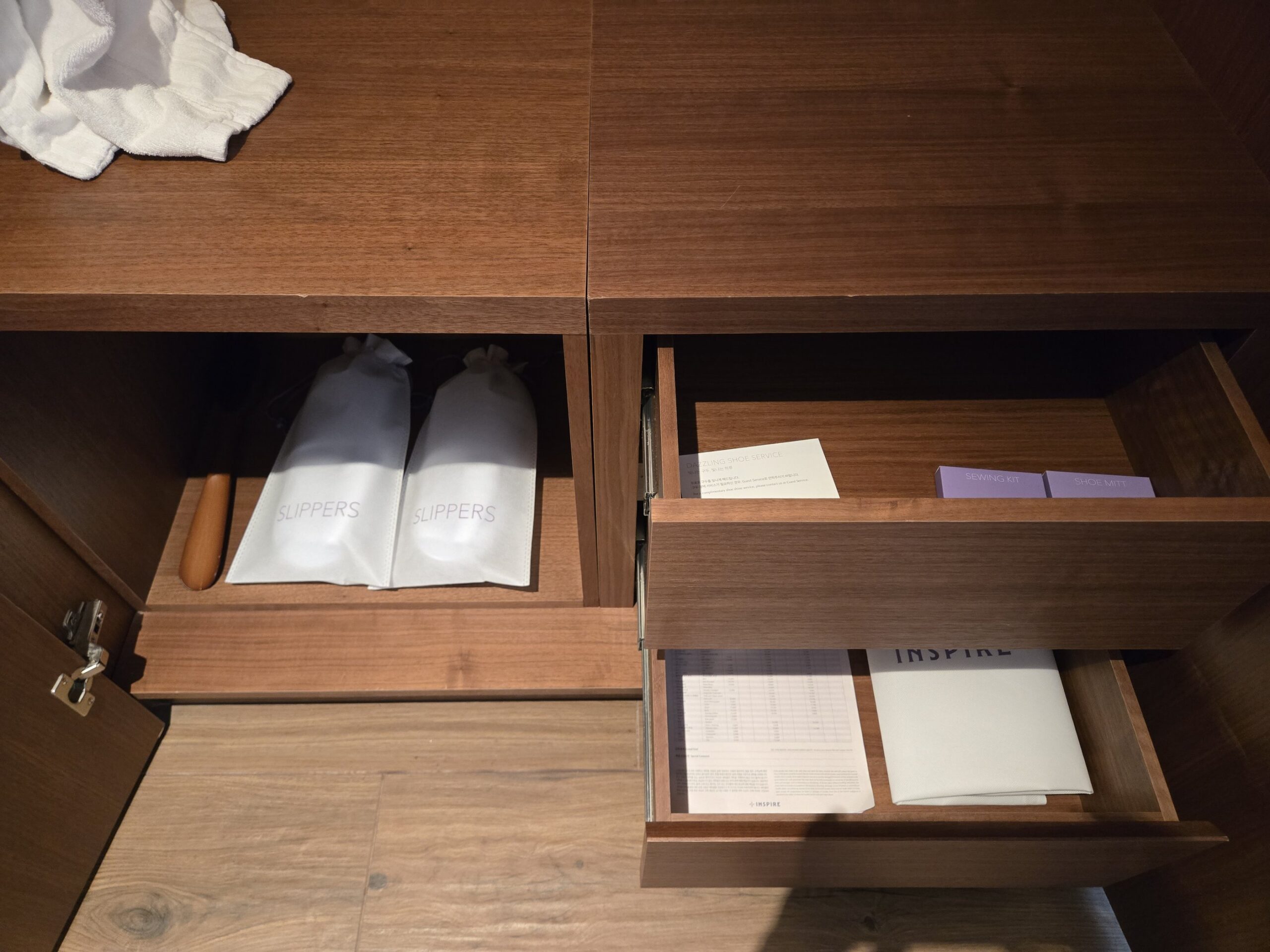 引き出しと収納されているスリッパ