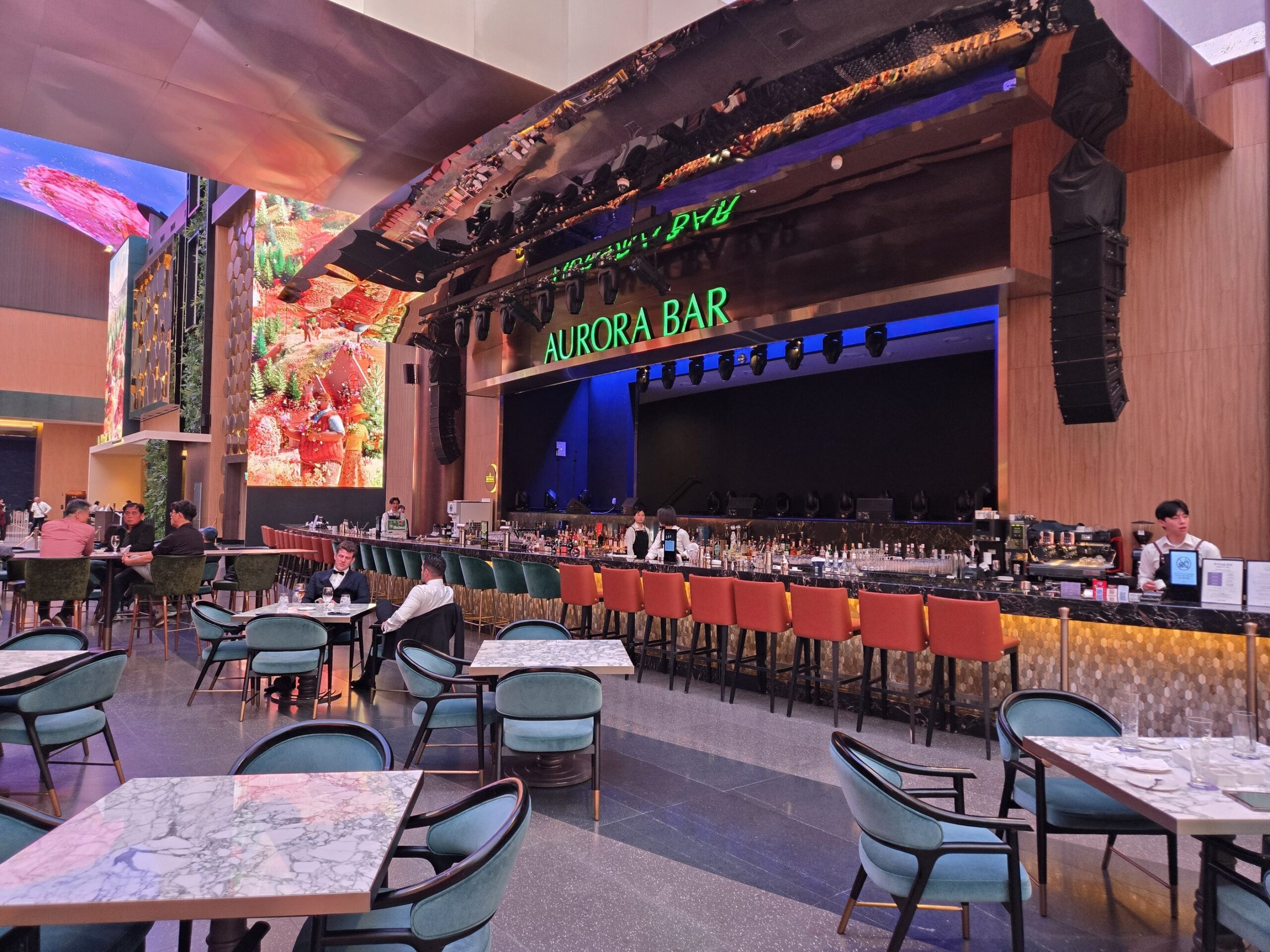 Aurora Barの内装と照明、テーブルと椅子が並ぶ