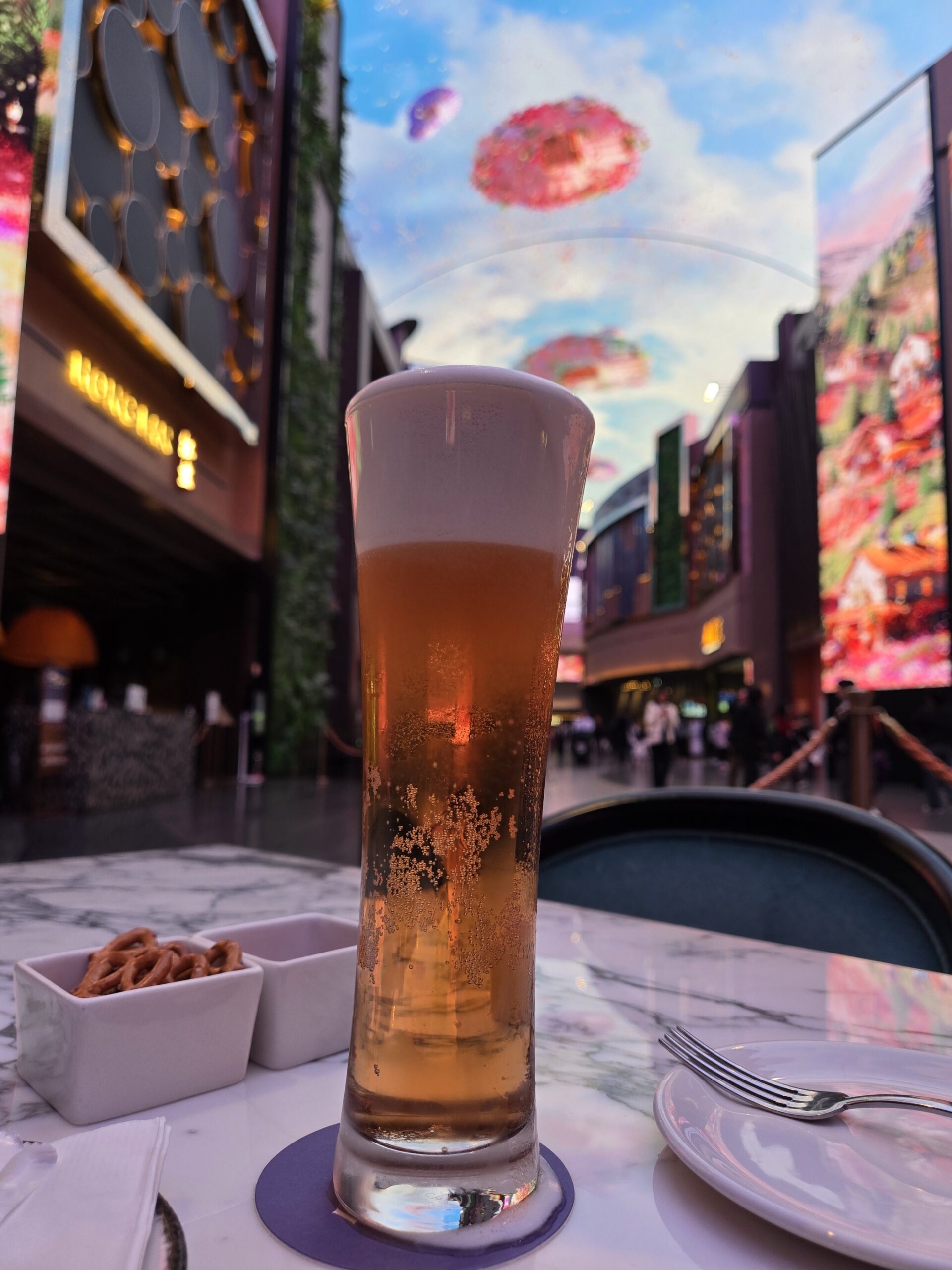 レストラン屋外席でのビールと景色