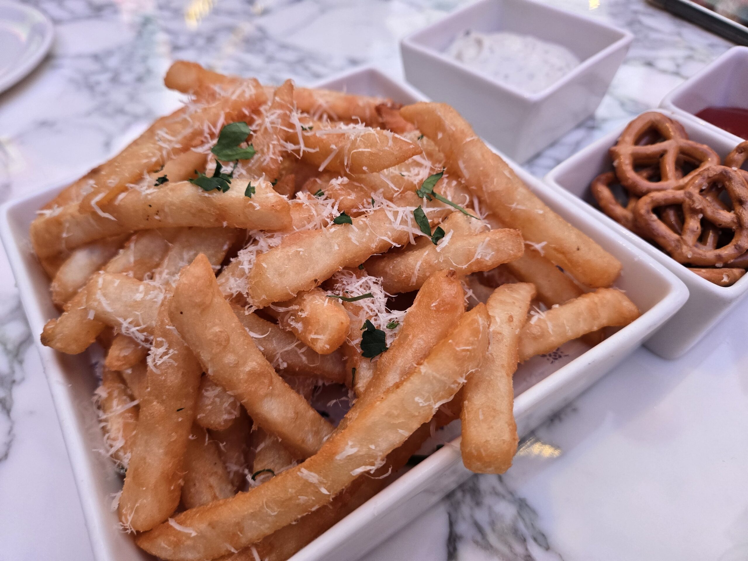 レストランでのパルメザンチーズフライドポテト