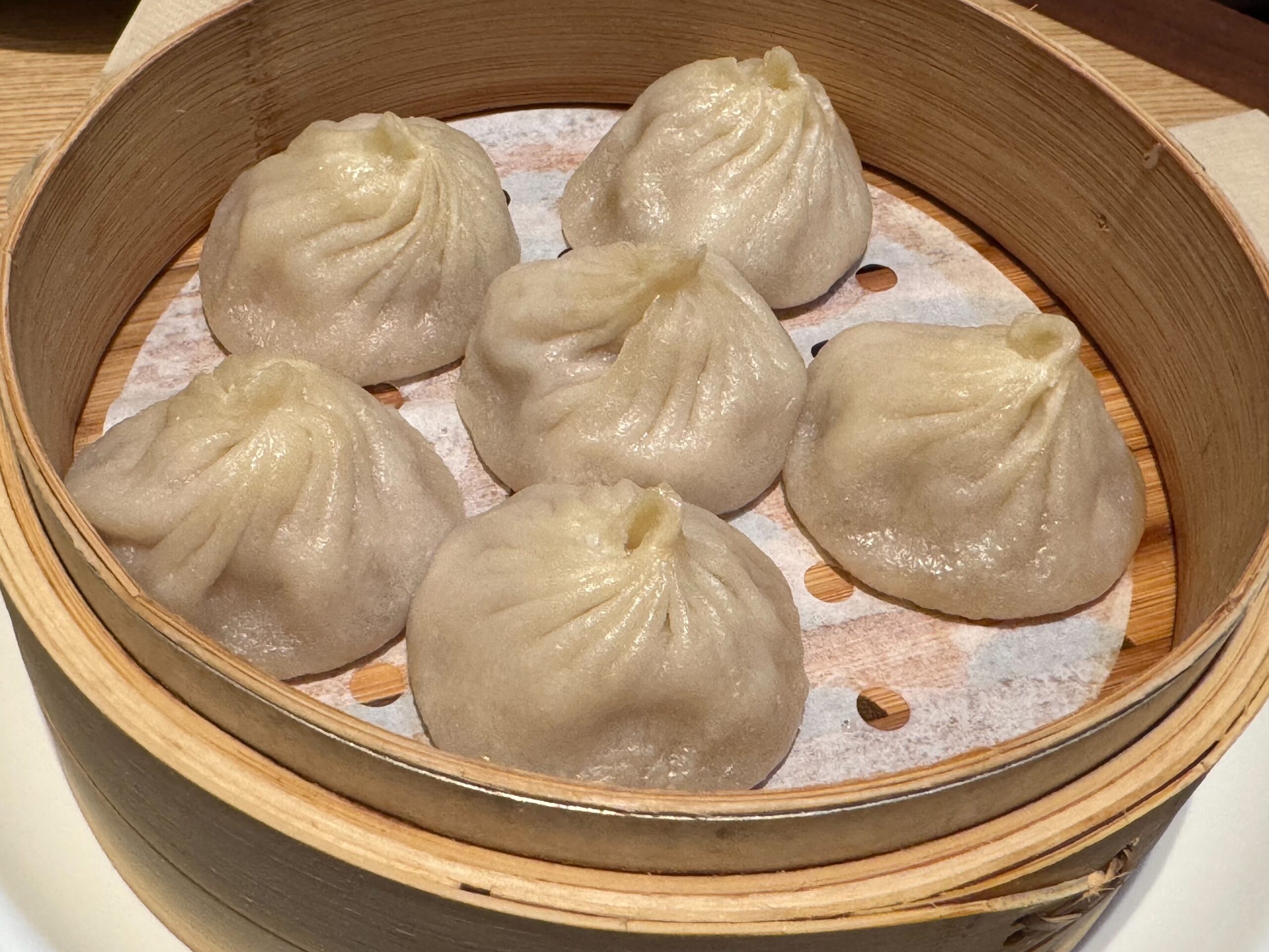 蒸し器に入った小籠包