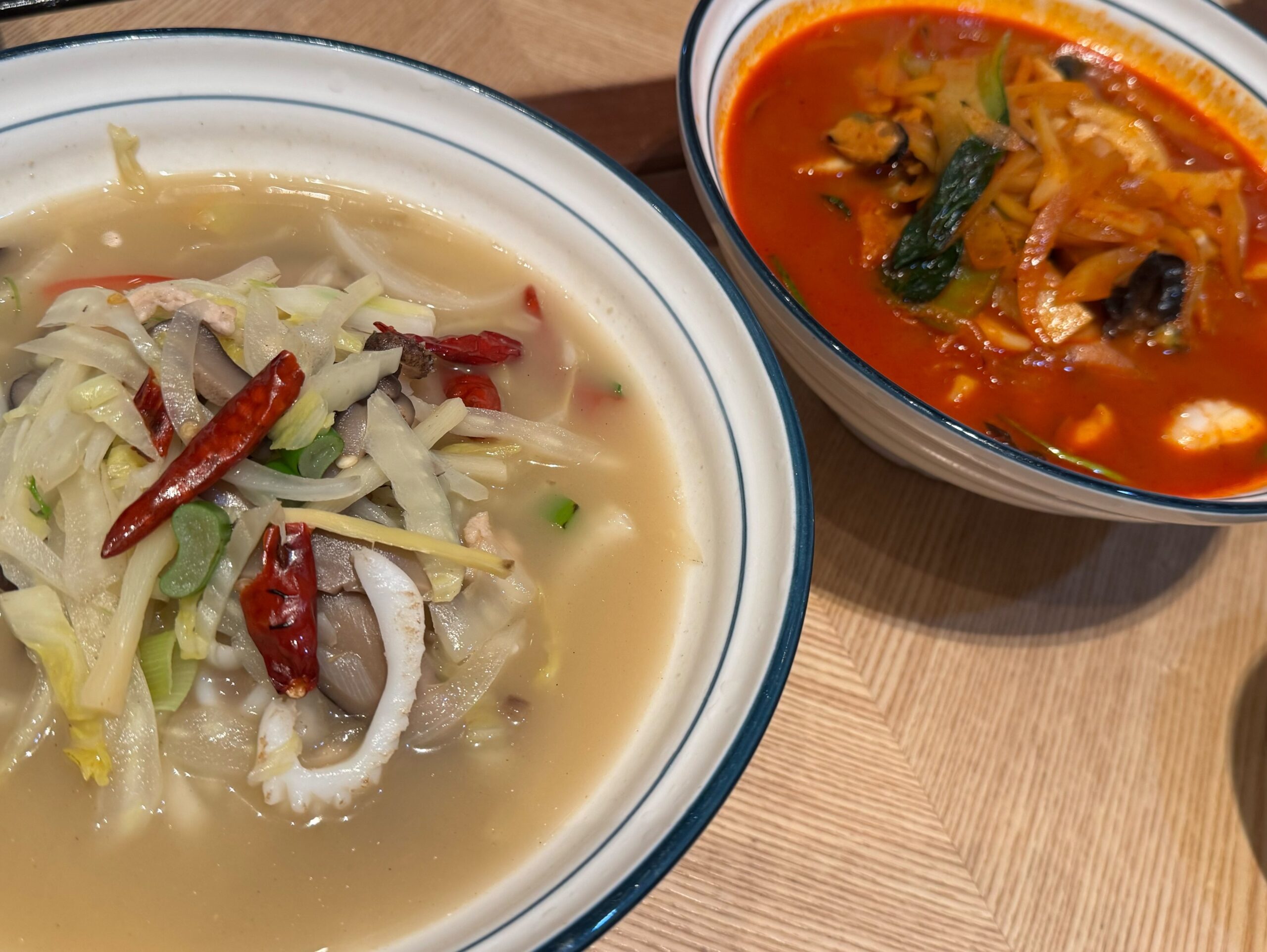 白湯スープと海鮮チゲの麺類