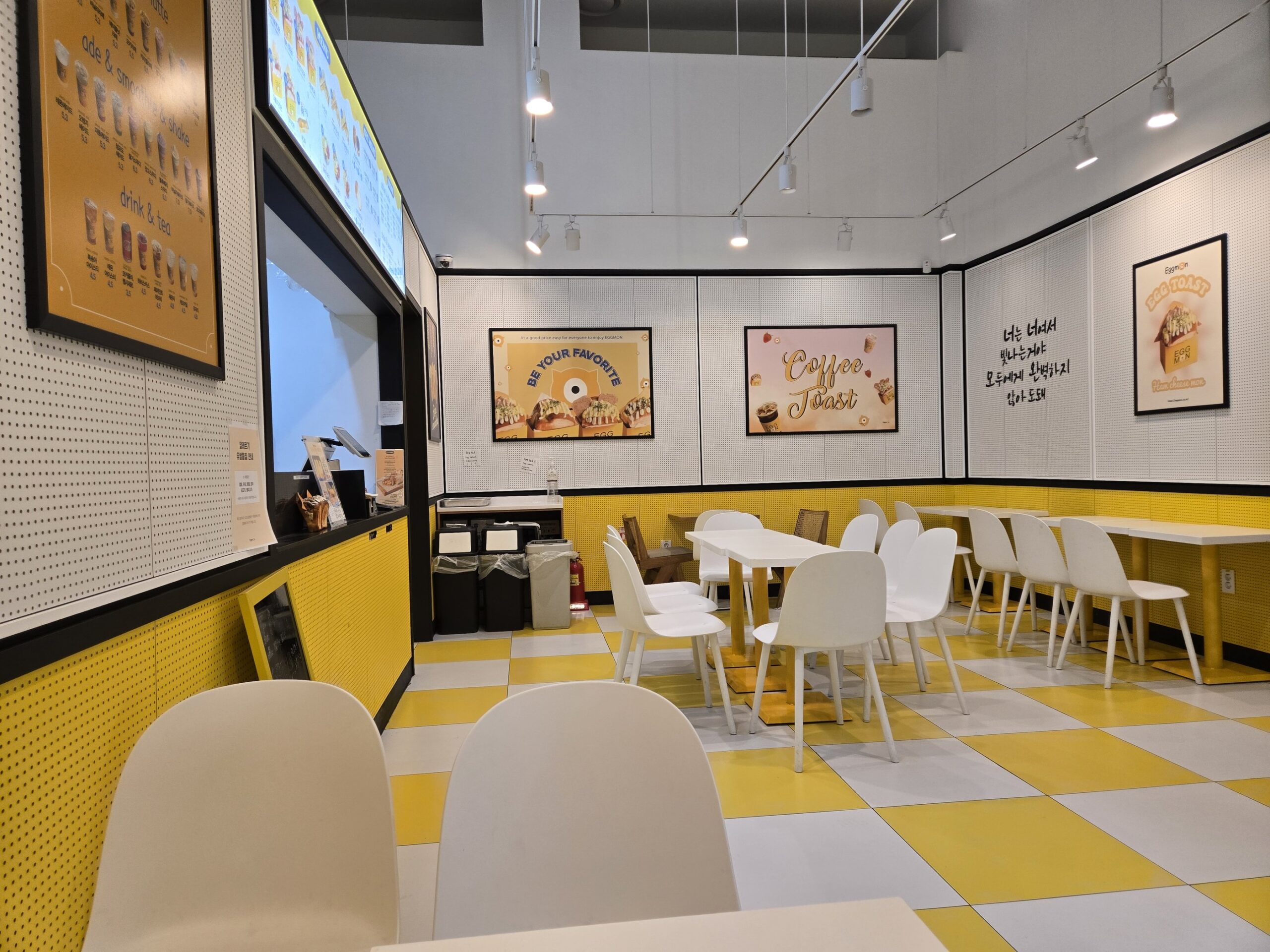 白と黄色基調の店内の様子