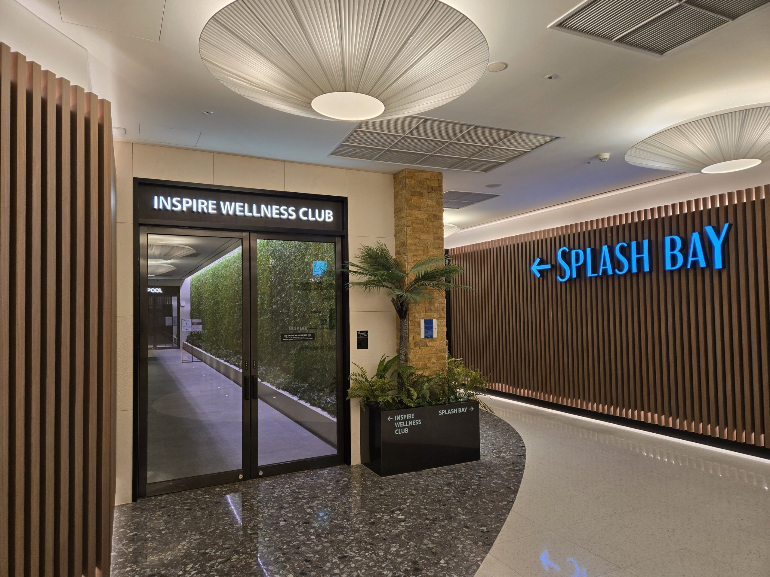 ウェルネスクラブ入口のモダンなデザイン