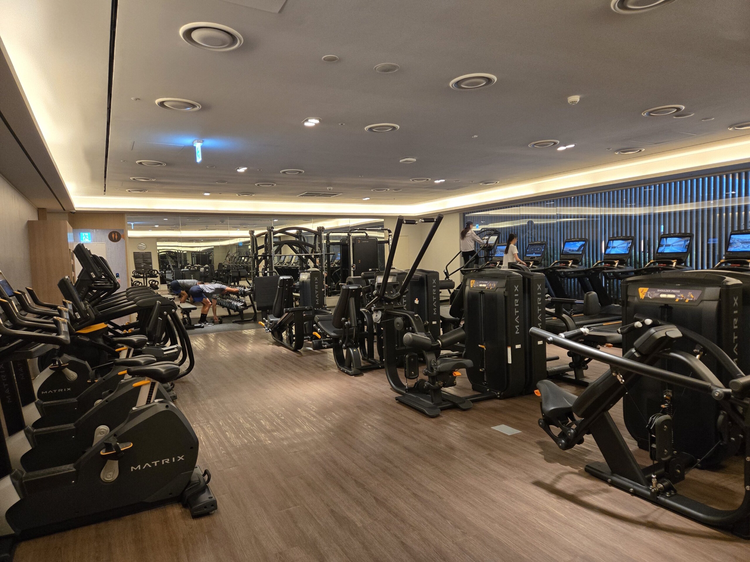 ジム内のトレーニングマシン