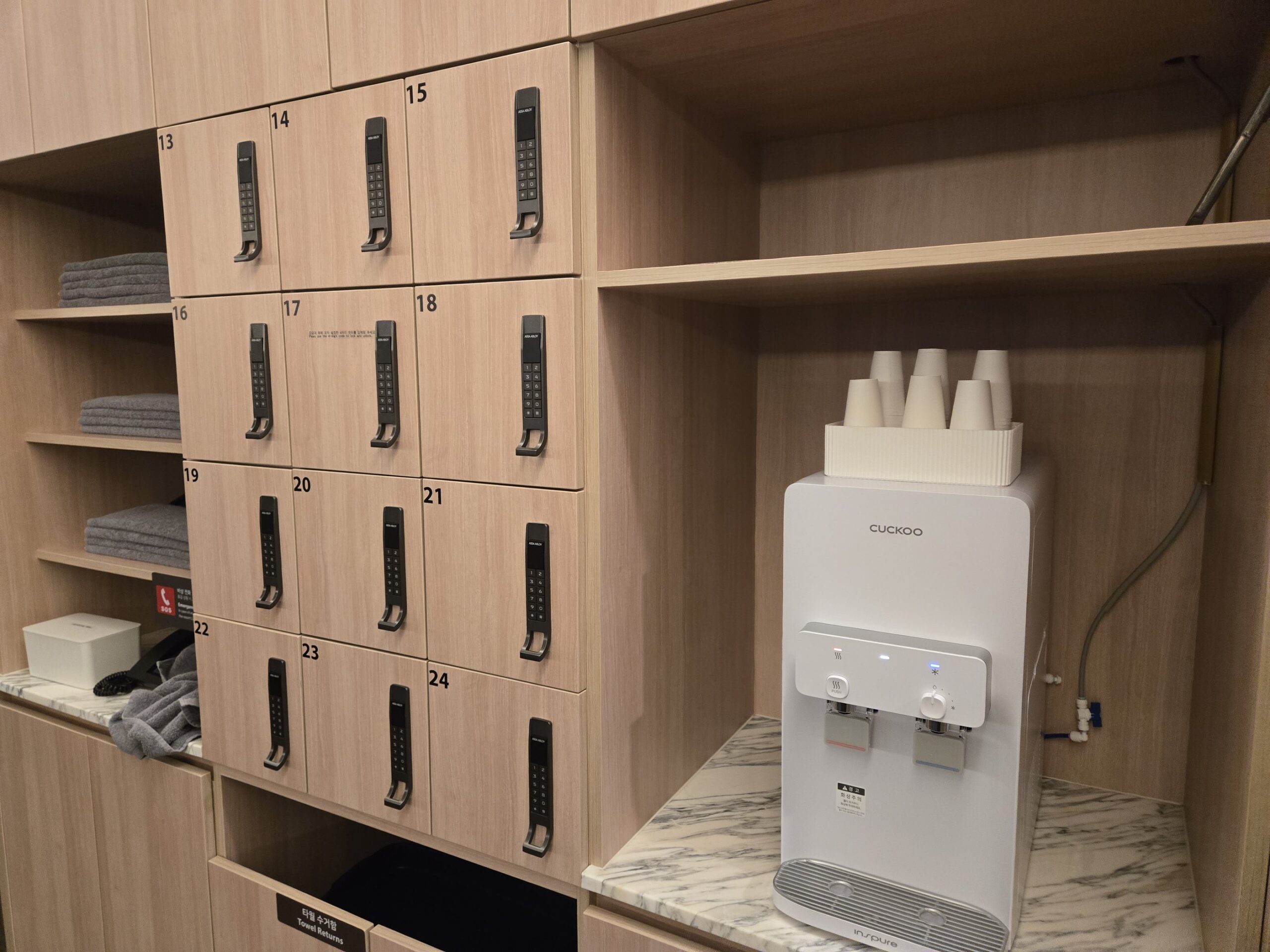 ロッカーと給水機、タオルあり