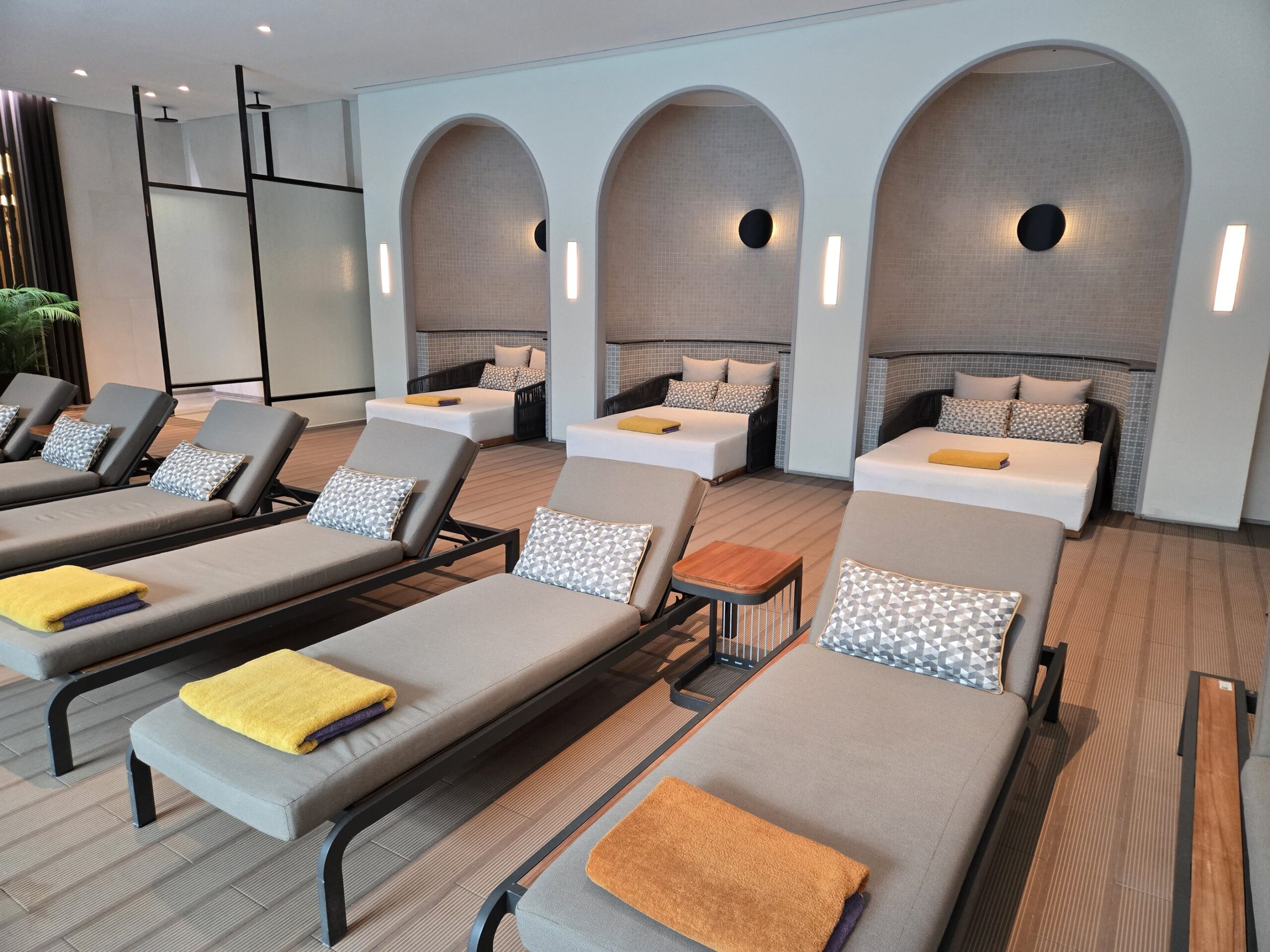 室内プールのデッキチェア