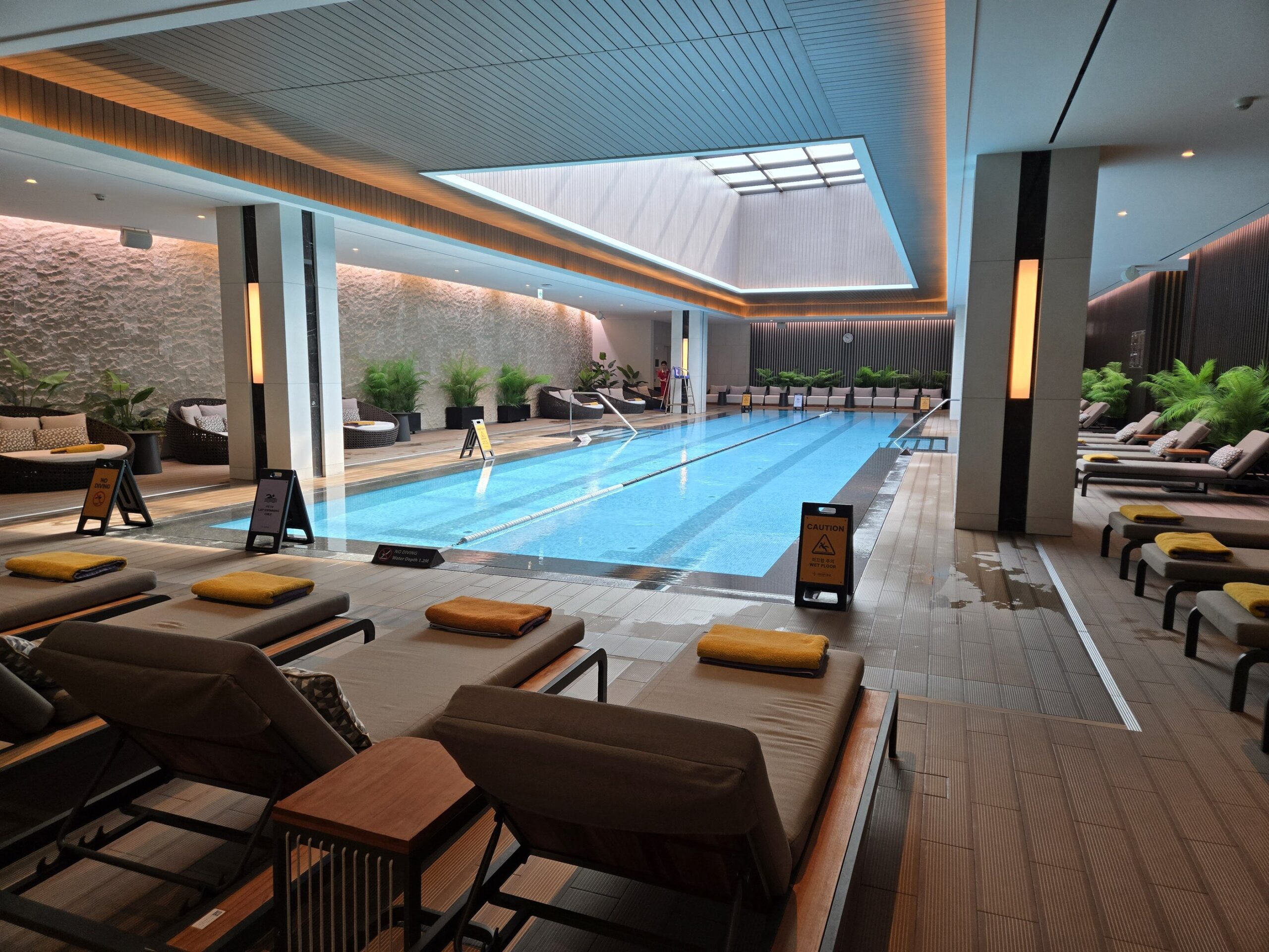 広い室内プール、リゾート雰囲気