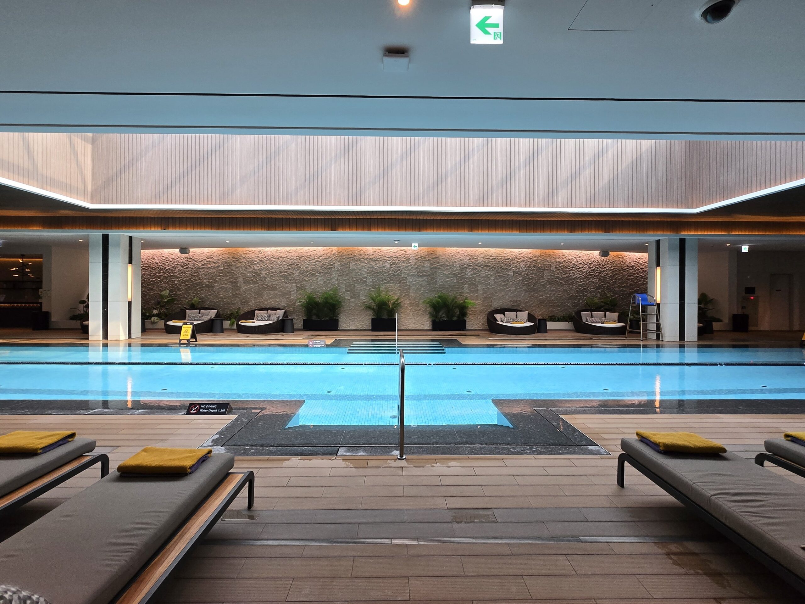 開放感あるプール、豊富な座席