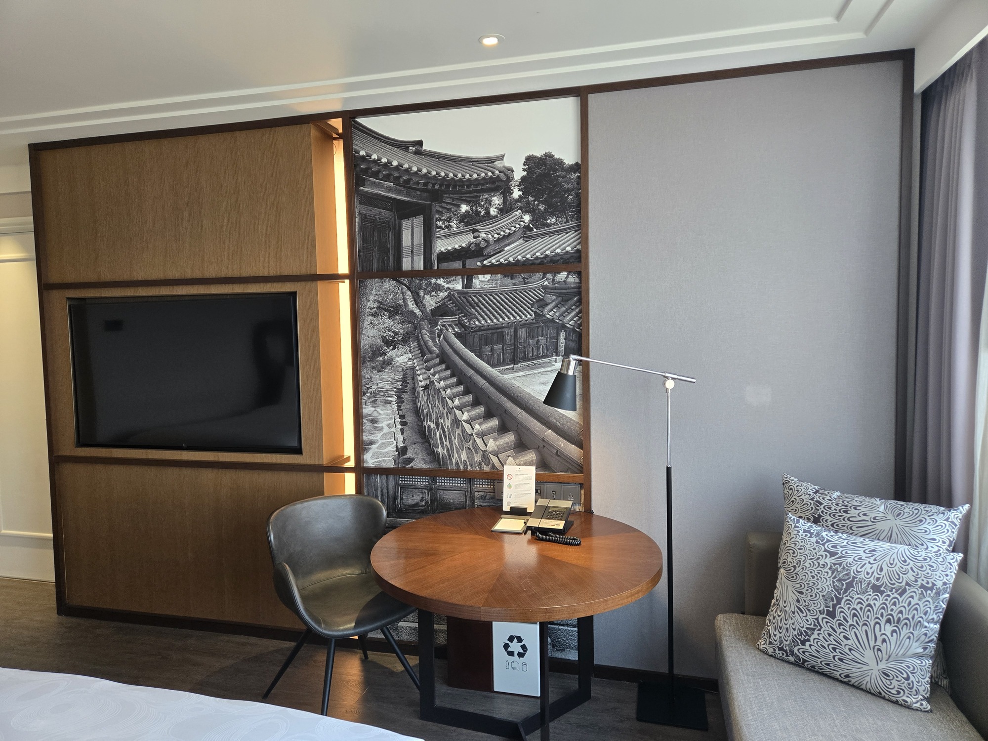 伝統的なアートのあるホテルの客室内装