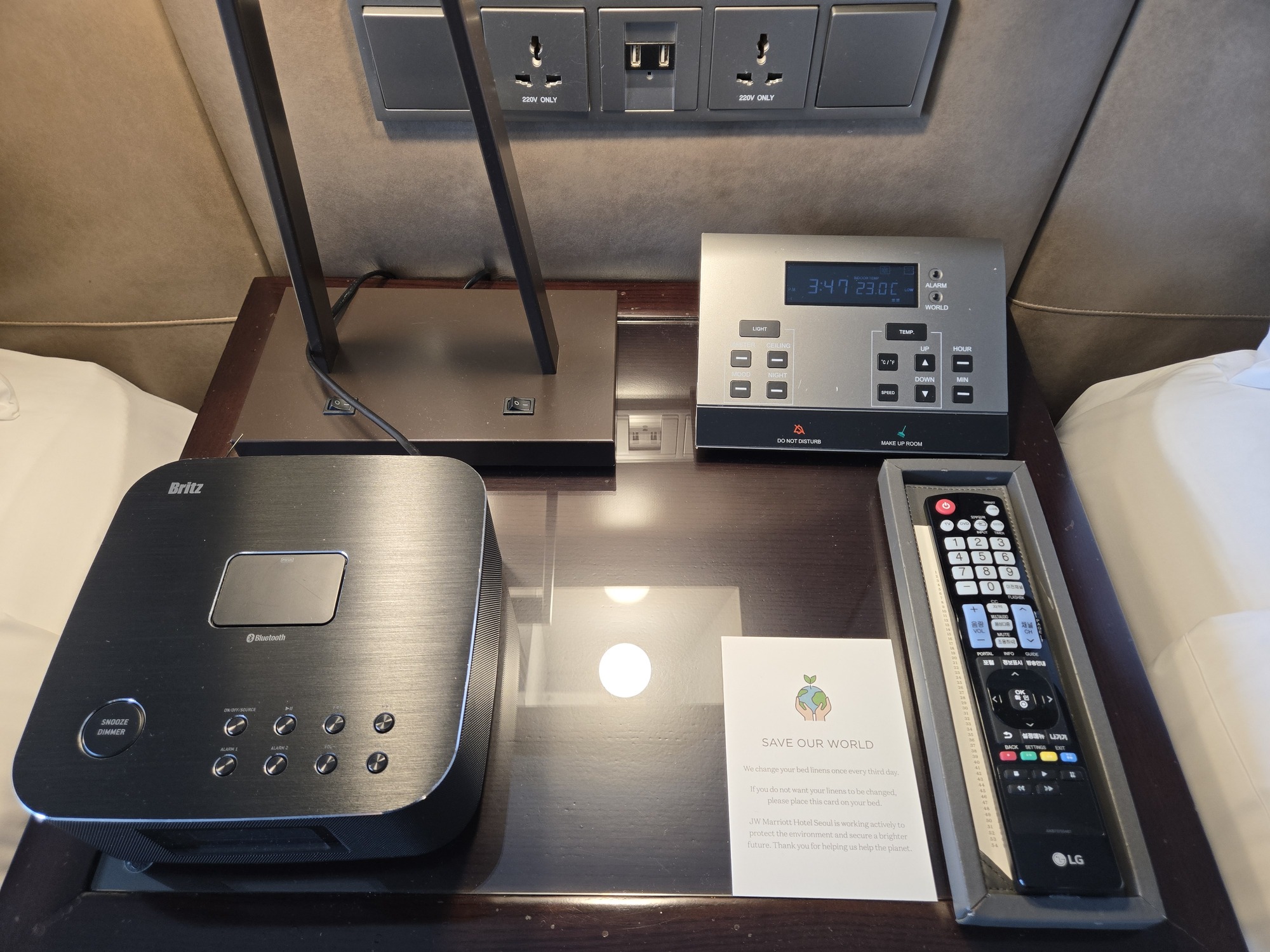 ベッドサイドの電子機器、コンセント