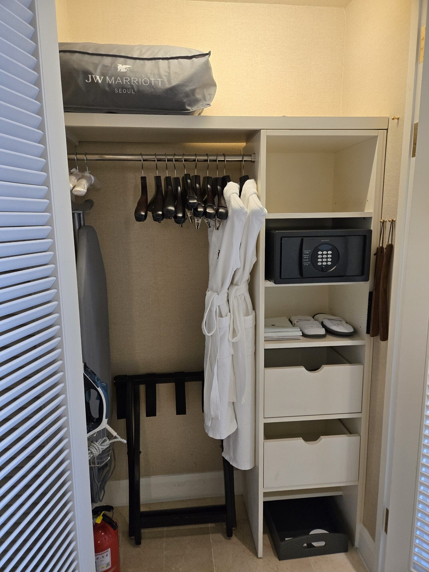 ホテルのクローゼット、バスローブ セキュリティボックス