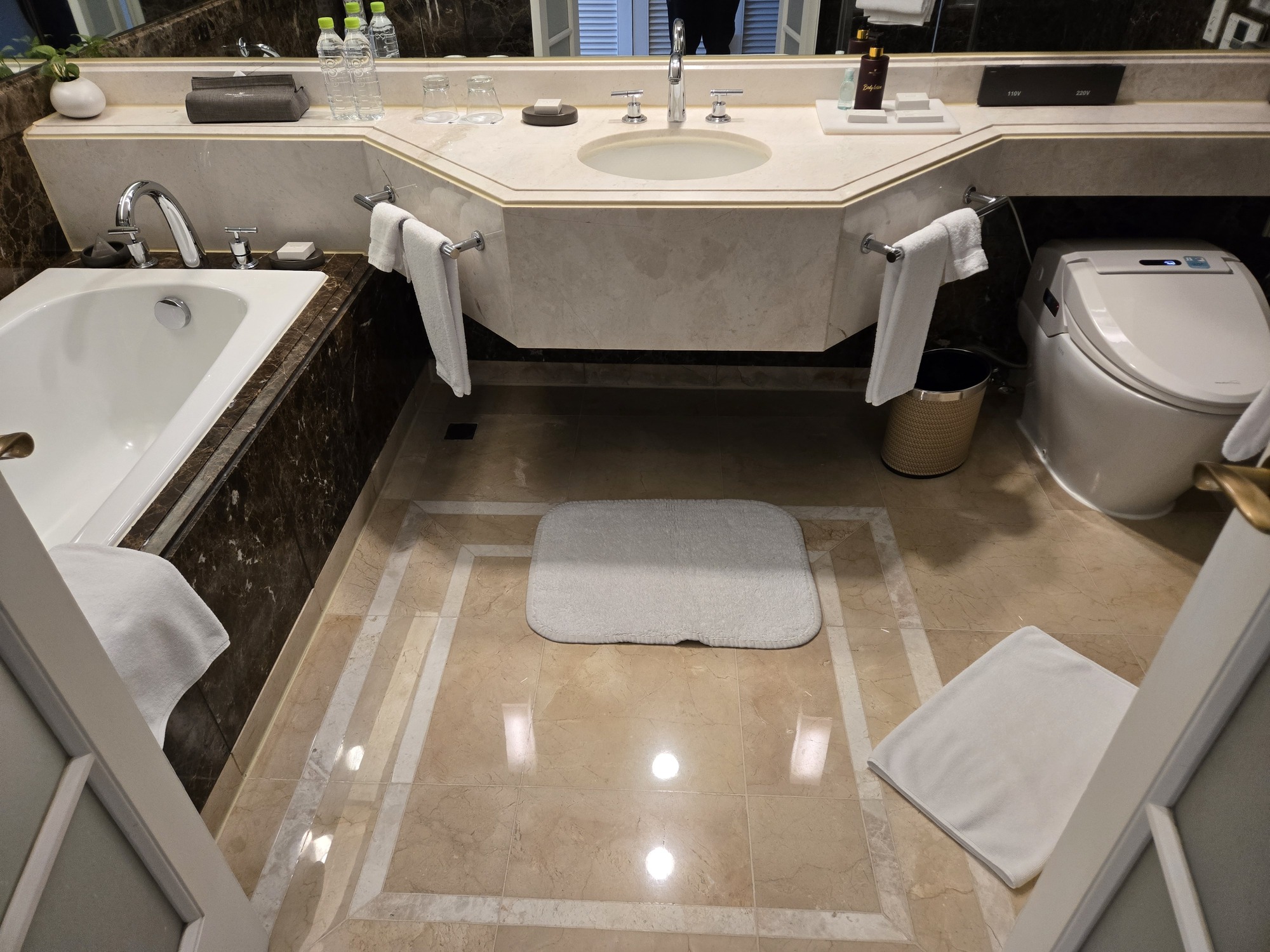 大理石のバスルーム