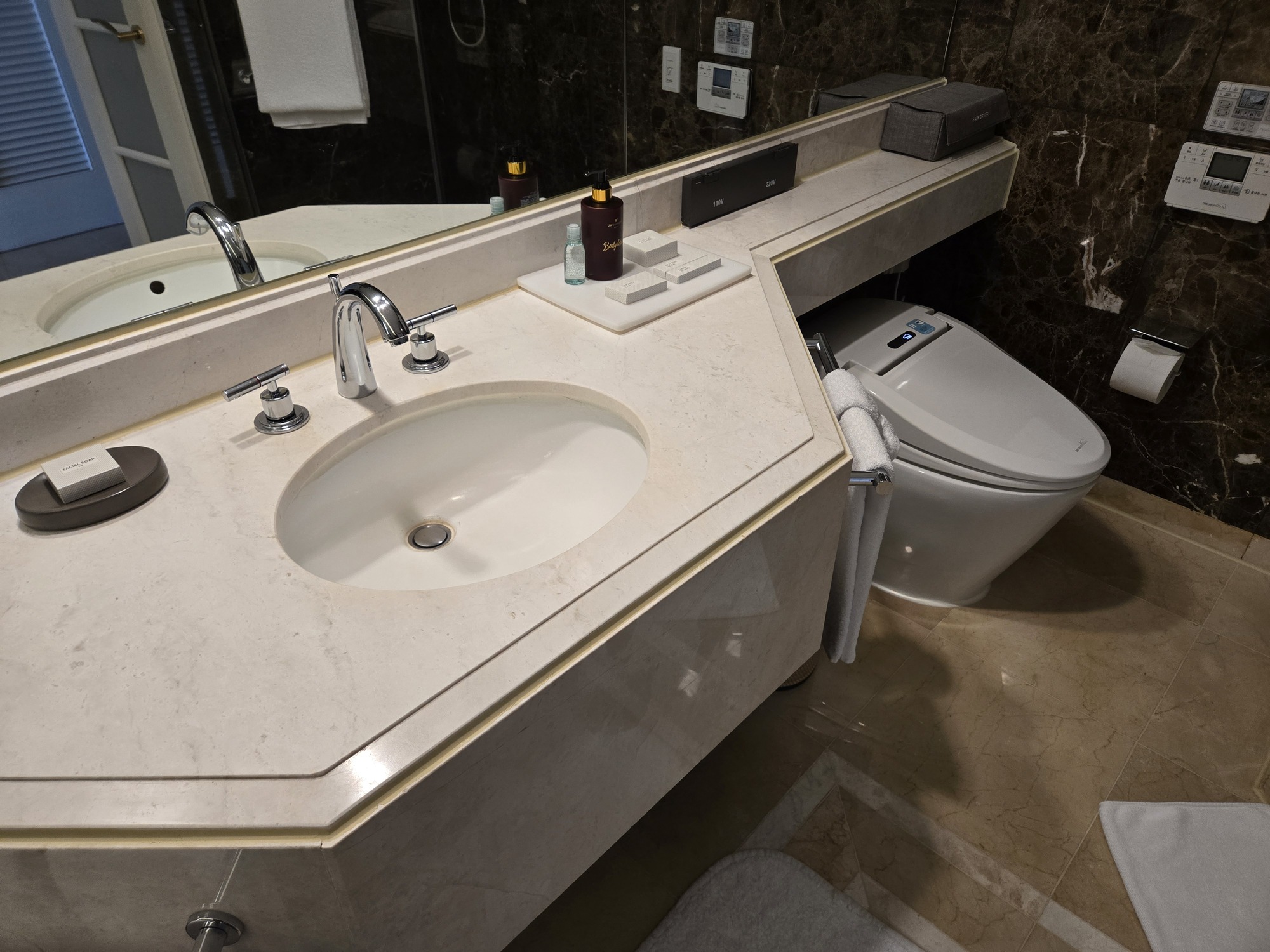 洗面台とトイレ