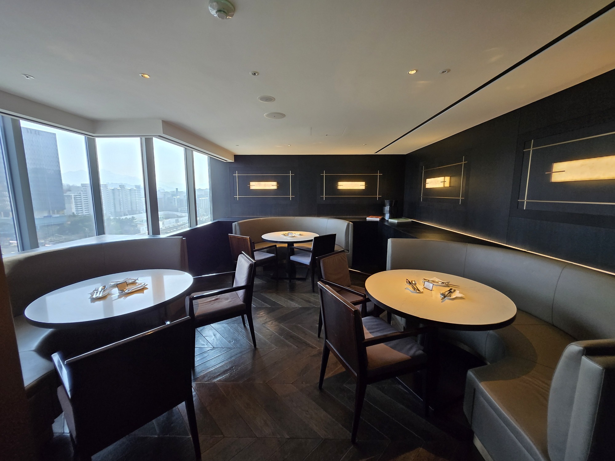 レストランのような座席