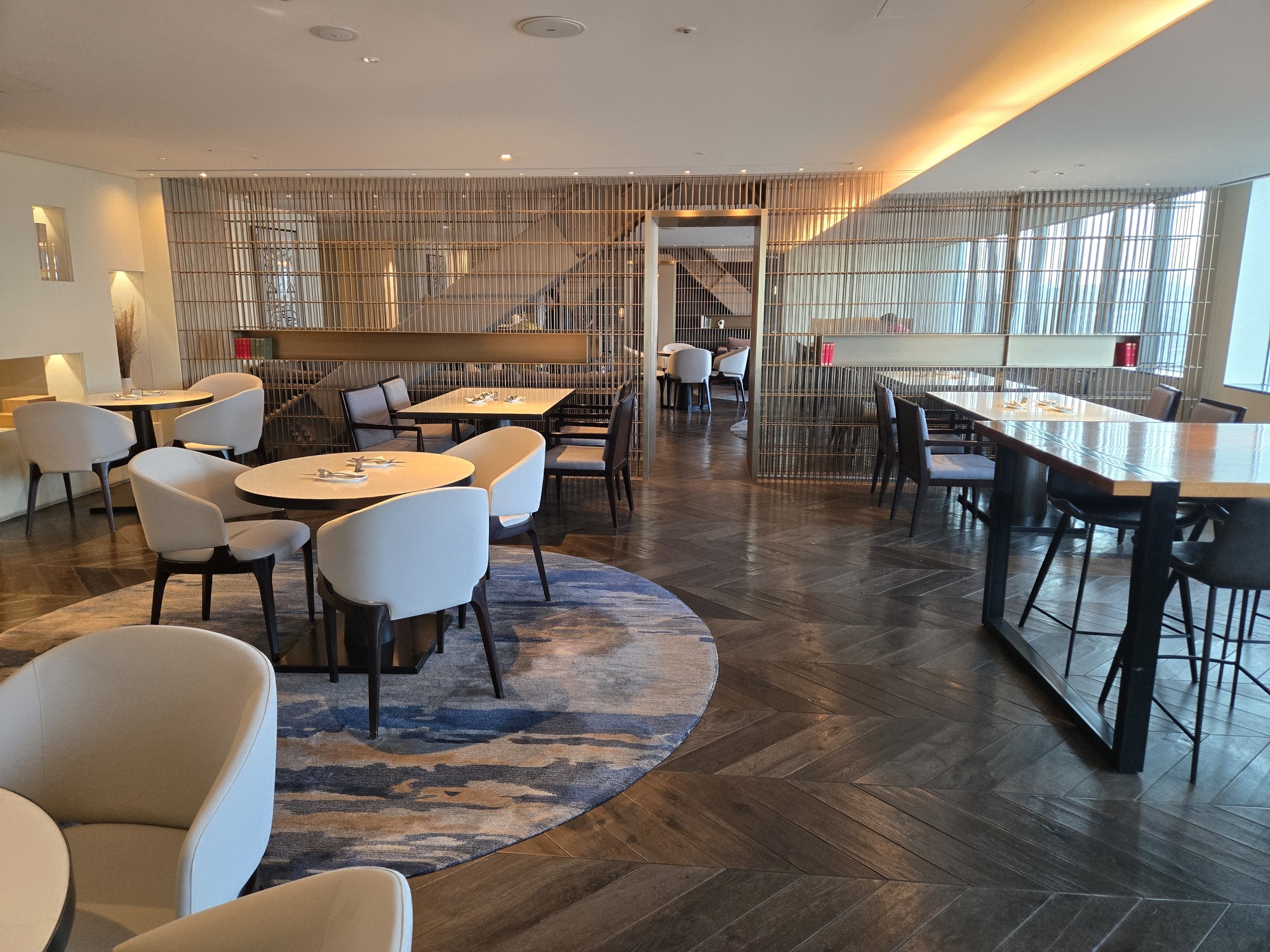 テーブルと椅子が並ぶ広々としたラウンジ