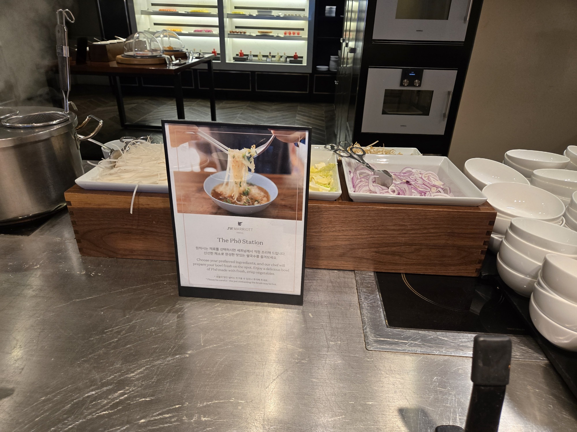 フードステーション、麺類の具材、ホテル内の食事風景