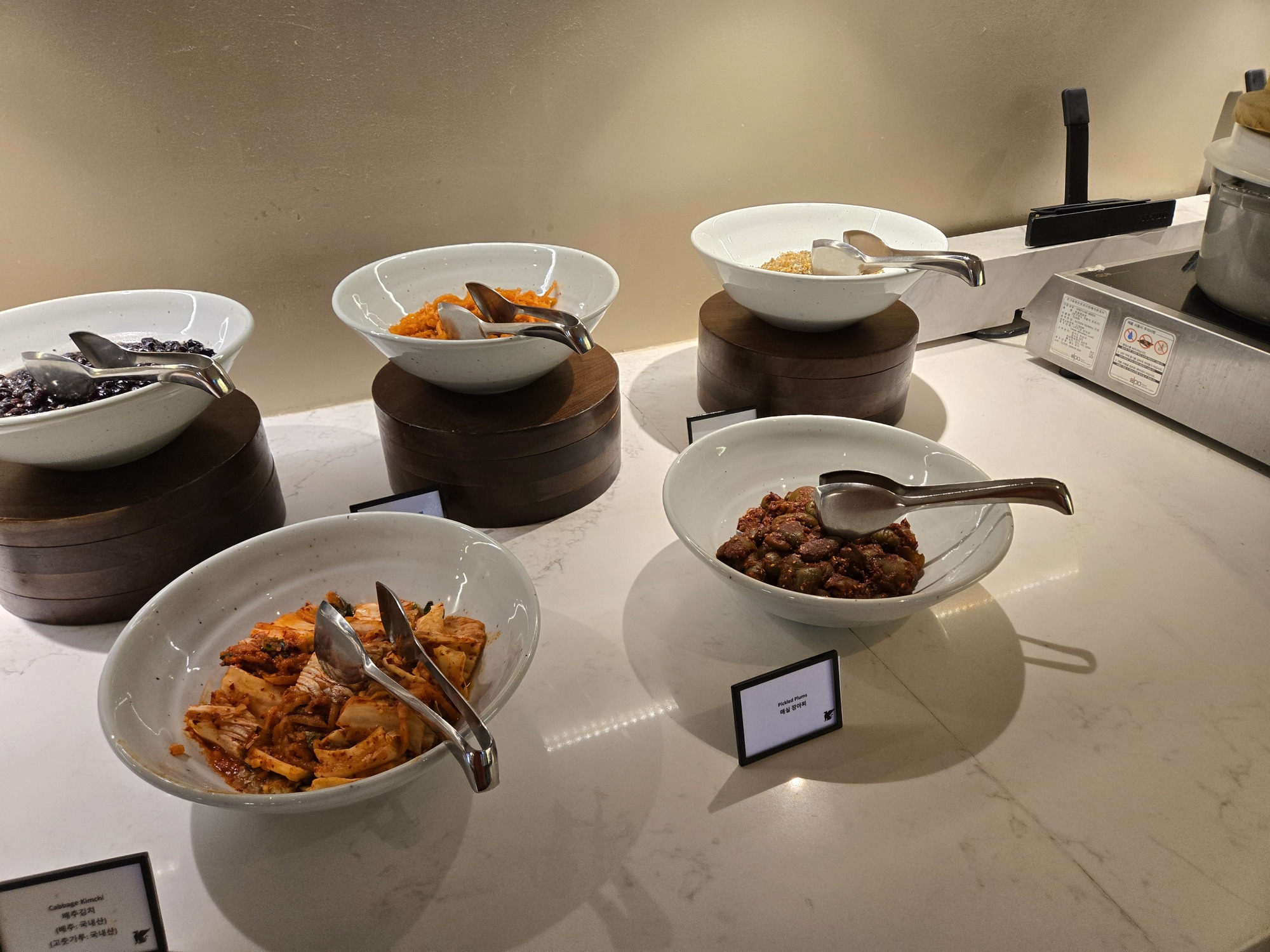 発酵食品、ディップ、ボウルに盛られた料理