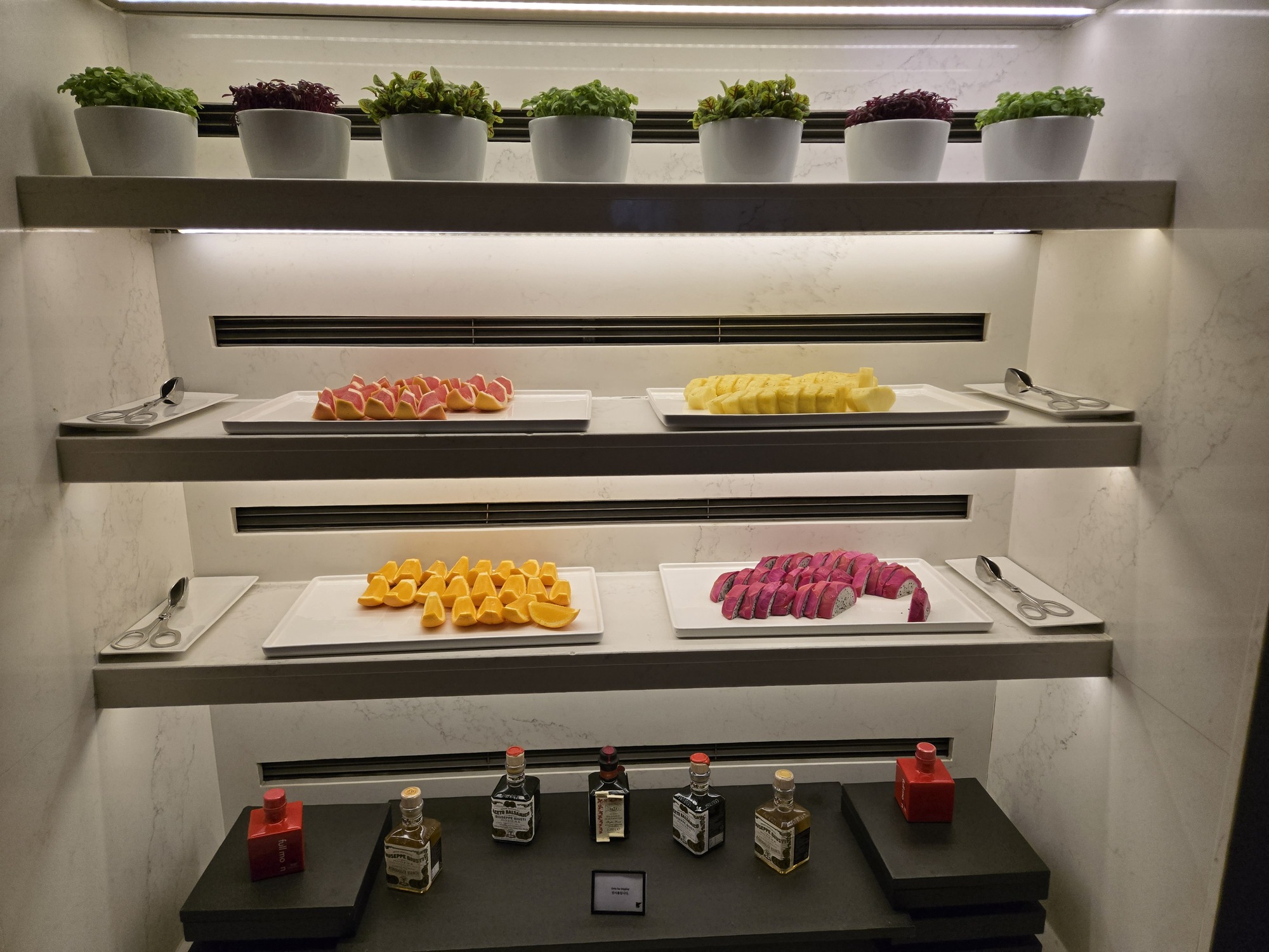 フルーツとリキュール、棚にディスプレイされた食品