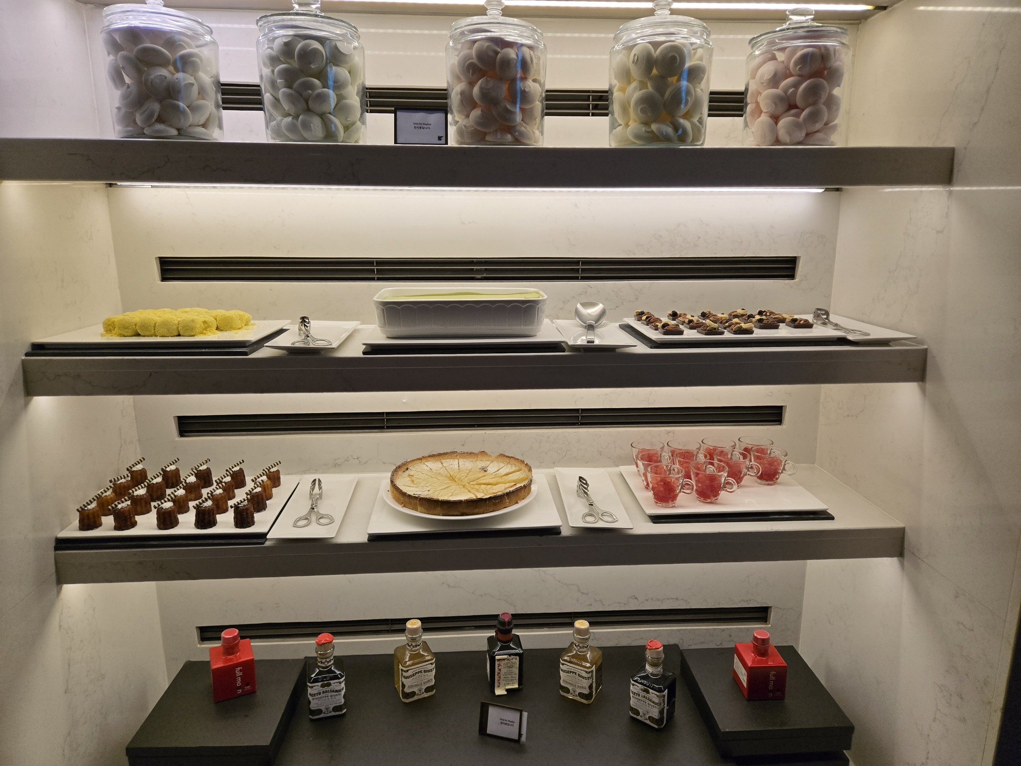 ラウンジのデザート、色とりどりのスイーツ