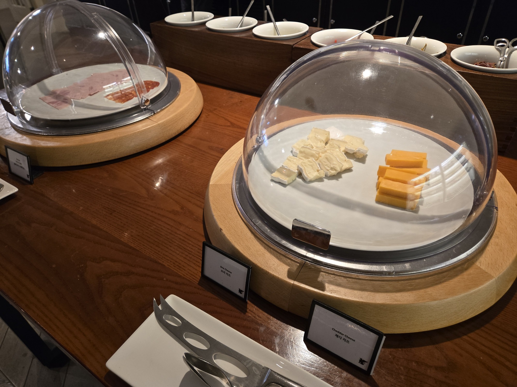 ラウンジ、チーズセレクションが並ぶ