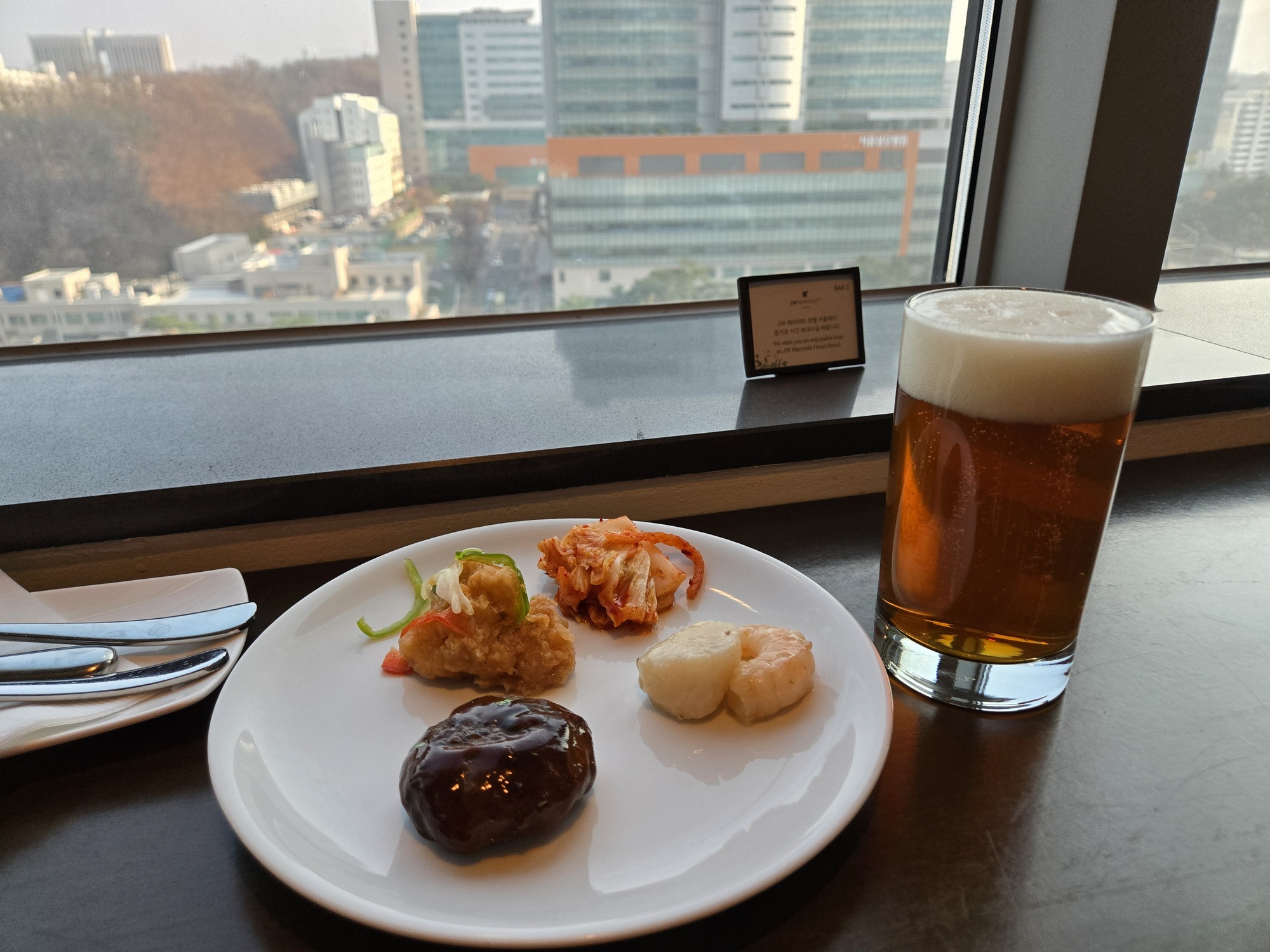 窓際の席でオツマミとビール