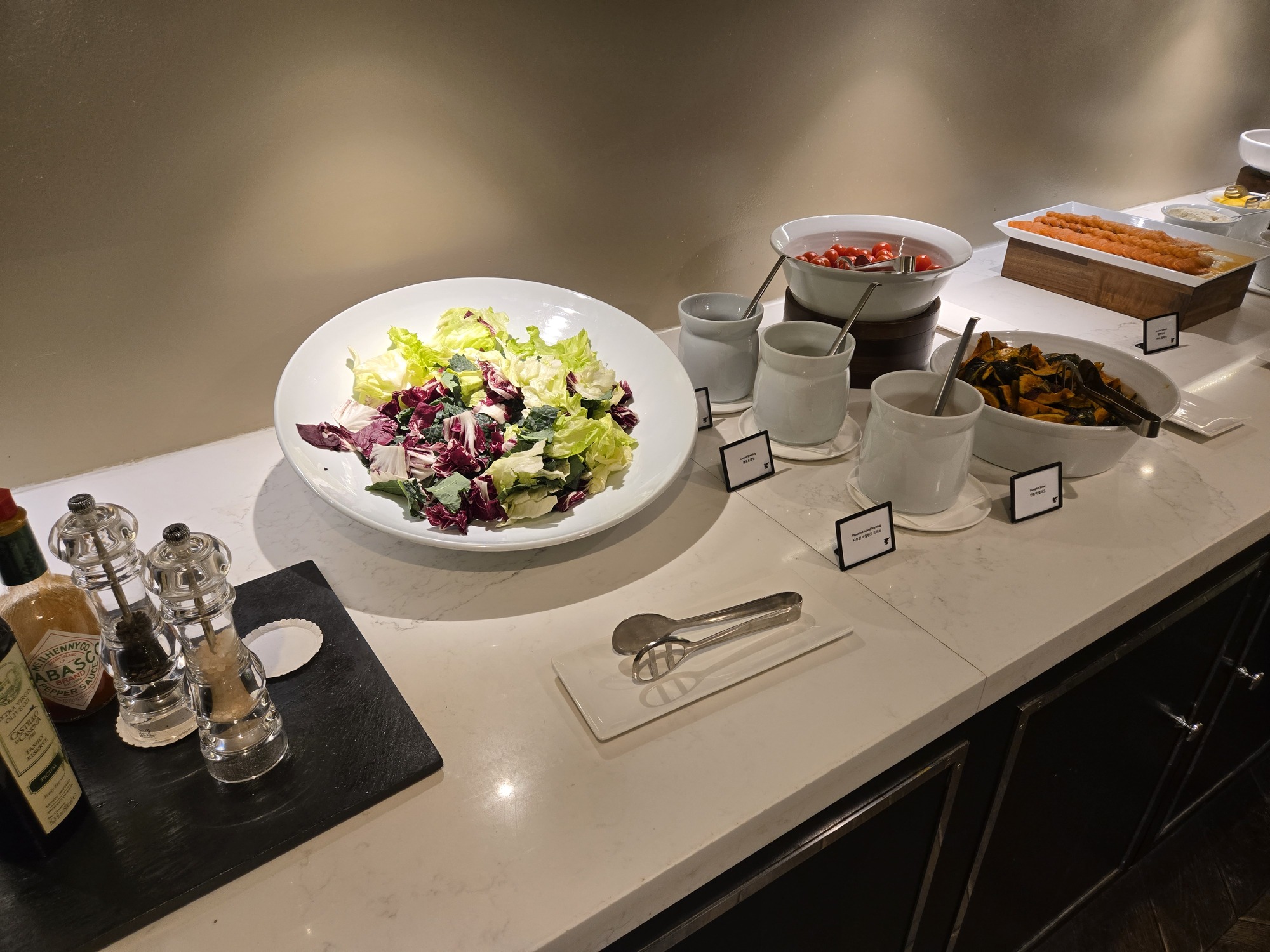ラウンジの朝食のサラダ