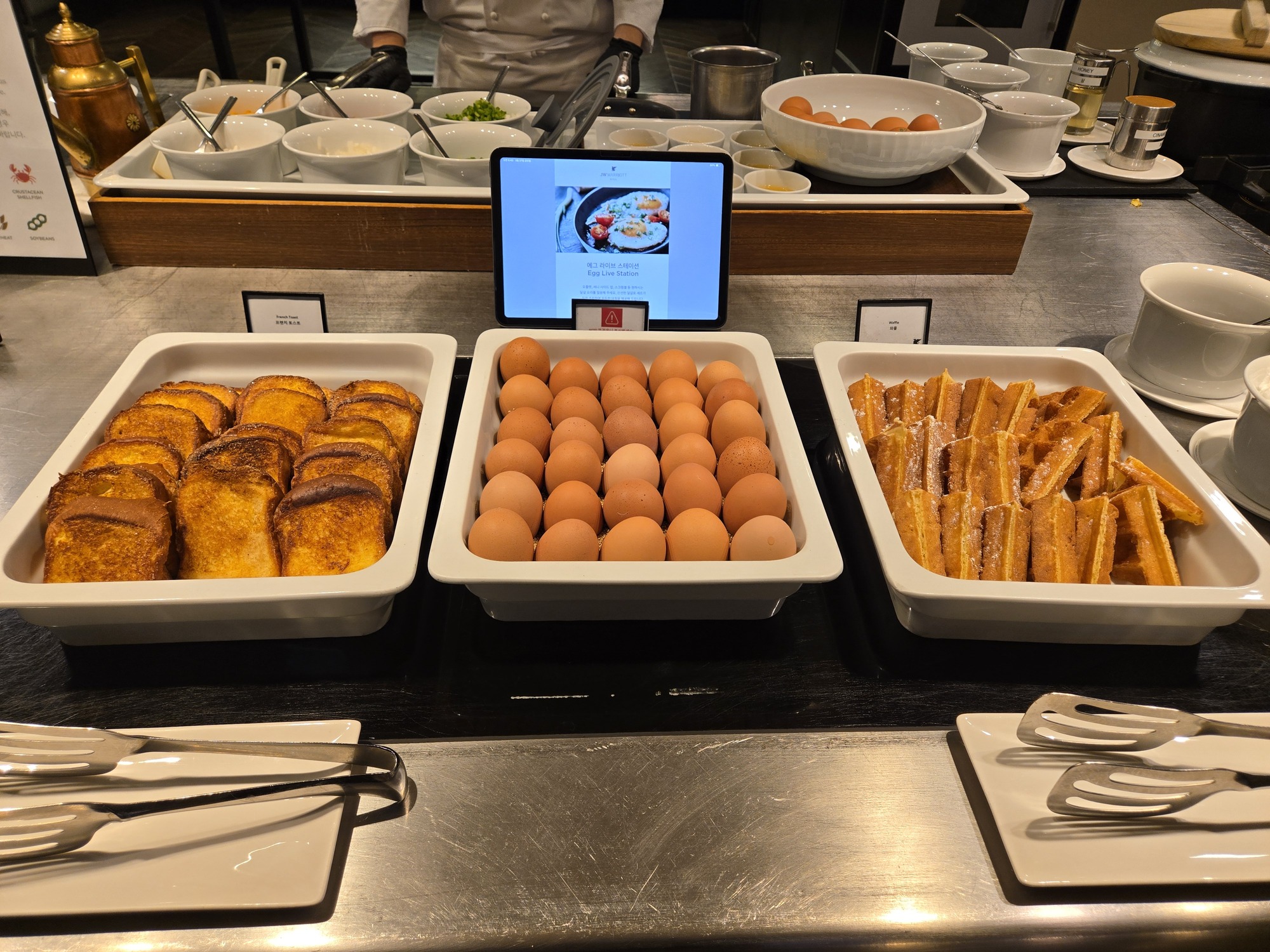 朝食ビュッフェのフレンチトーストやスクランブルエッグ